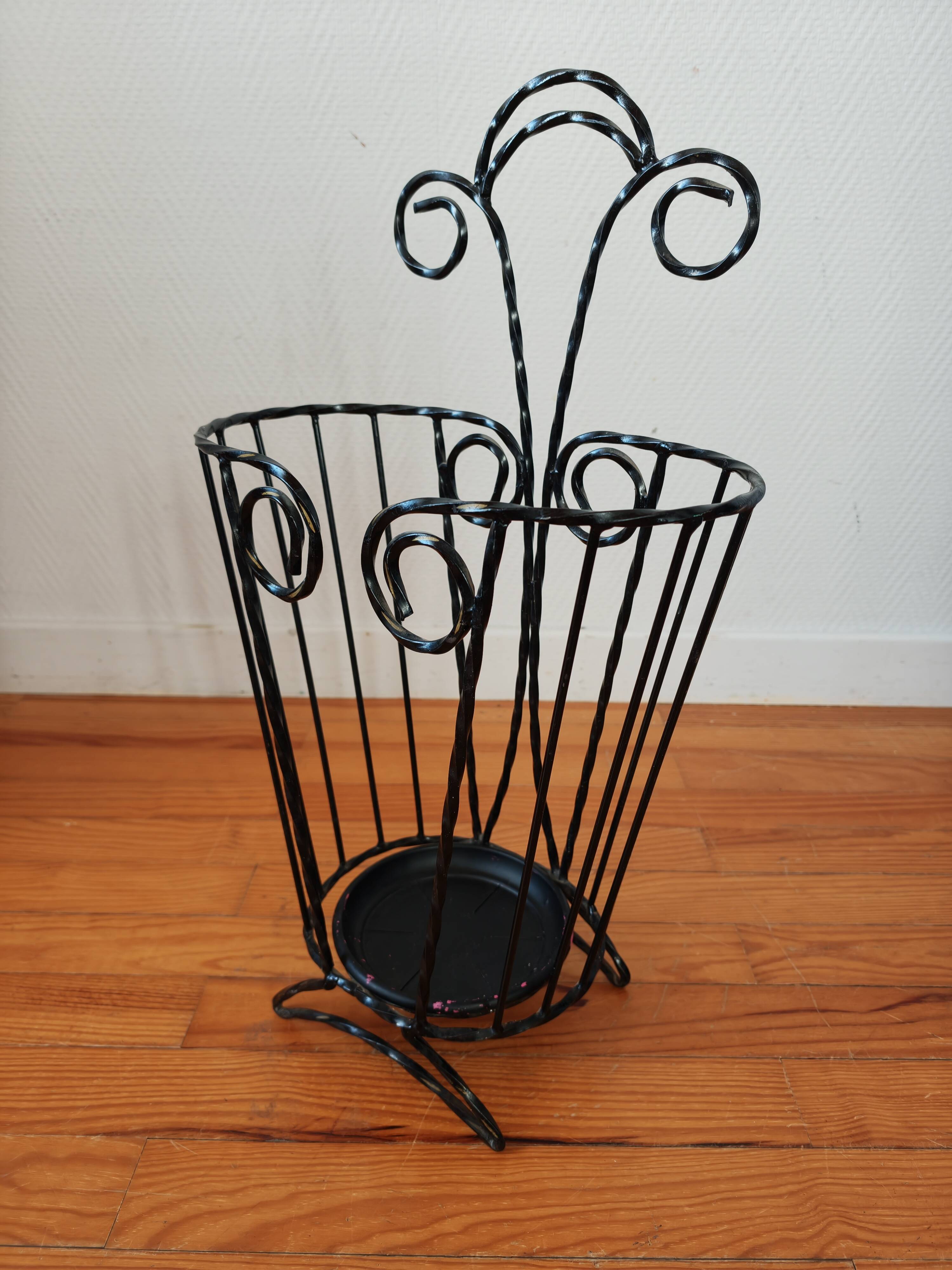 Porte-parapluie vintage en fer torsadé – années 60