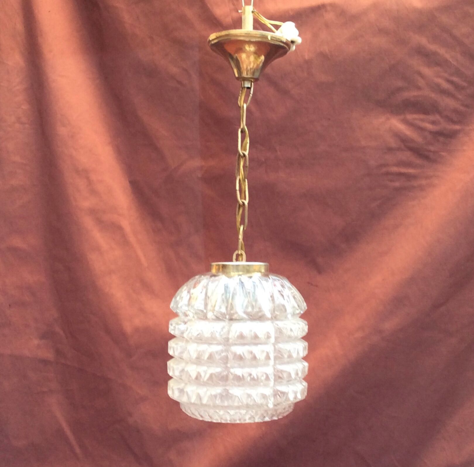 Suspension vintage composée d’un globe en verre dimension : hauteur -38cm- diamètre -12,5cm-