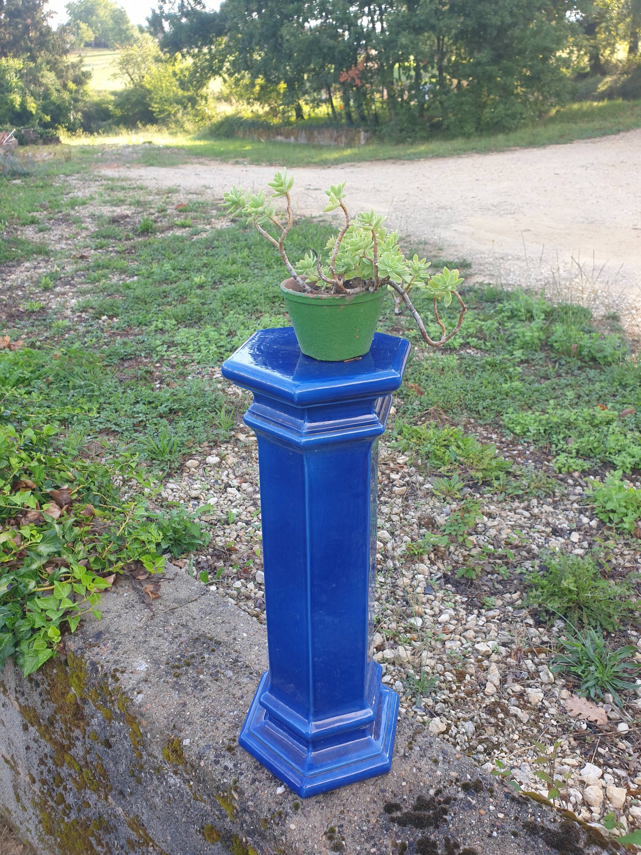 Sellette - colonne en faïence bleue
