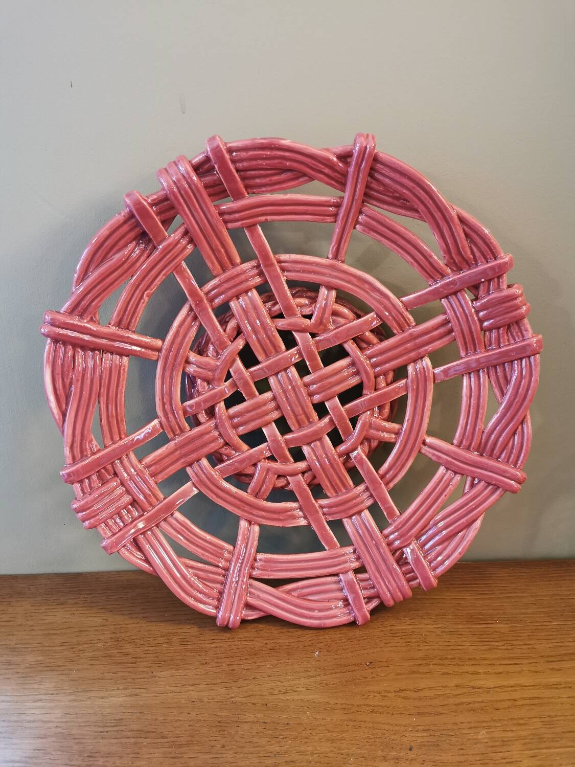 Vintage cup in braided pink barbotine