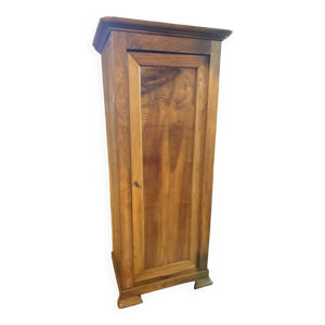 Homme debout, armoire