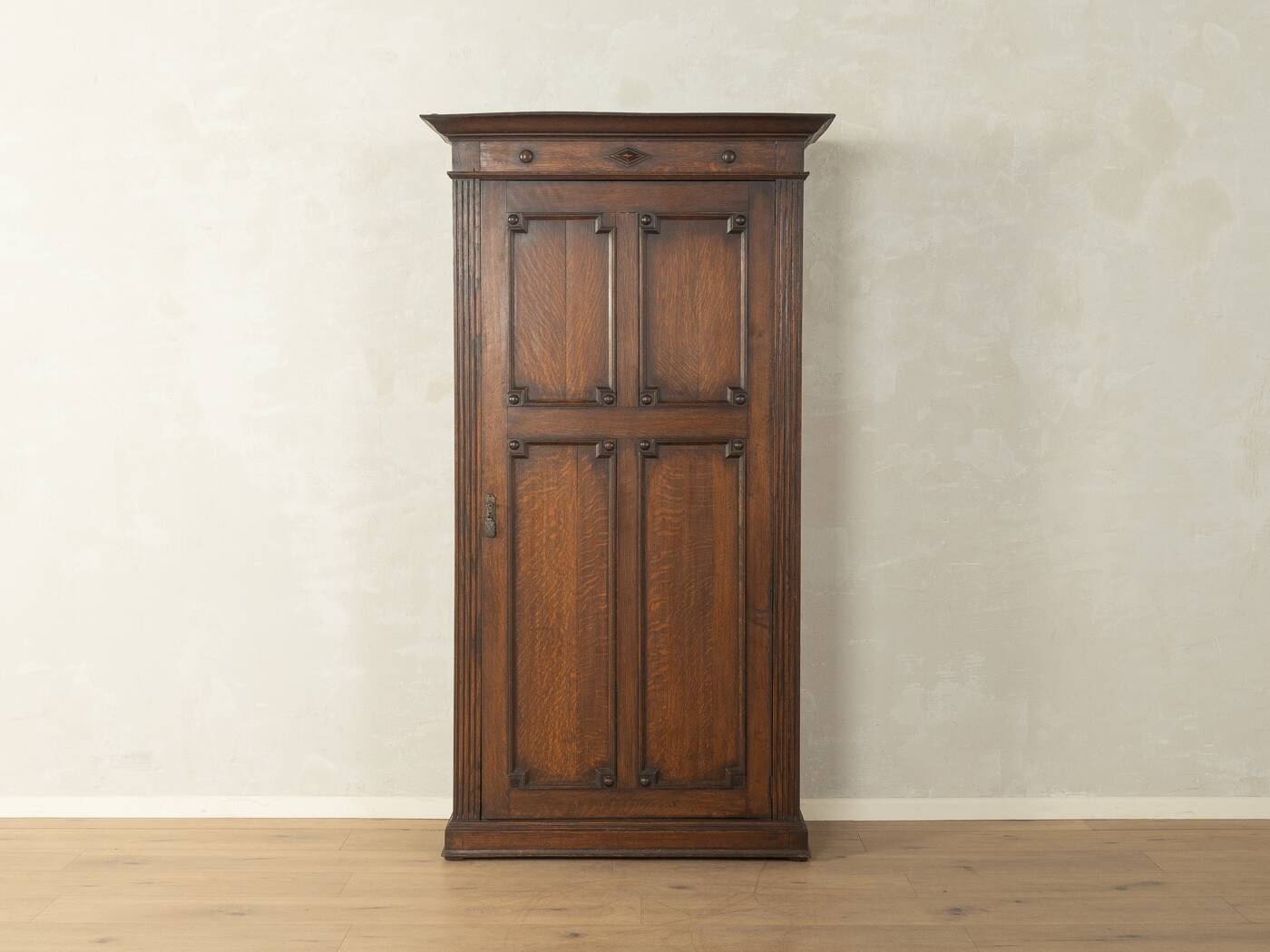 Cabinet en chêne ancien avec panneaux à caissons, vers 1900
