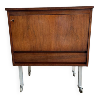 Meuble de bar vintage sur roulettes/minibar rétro ou armoire