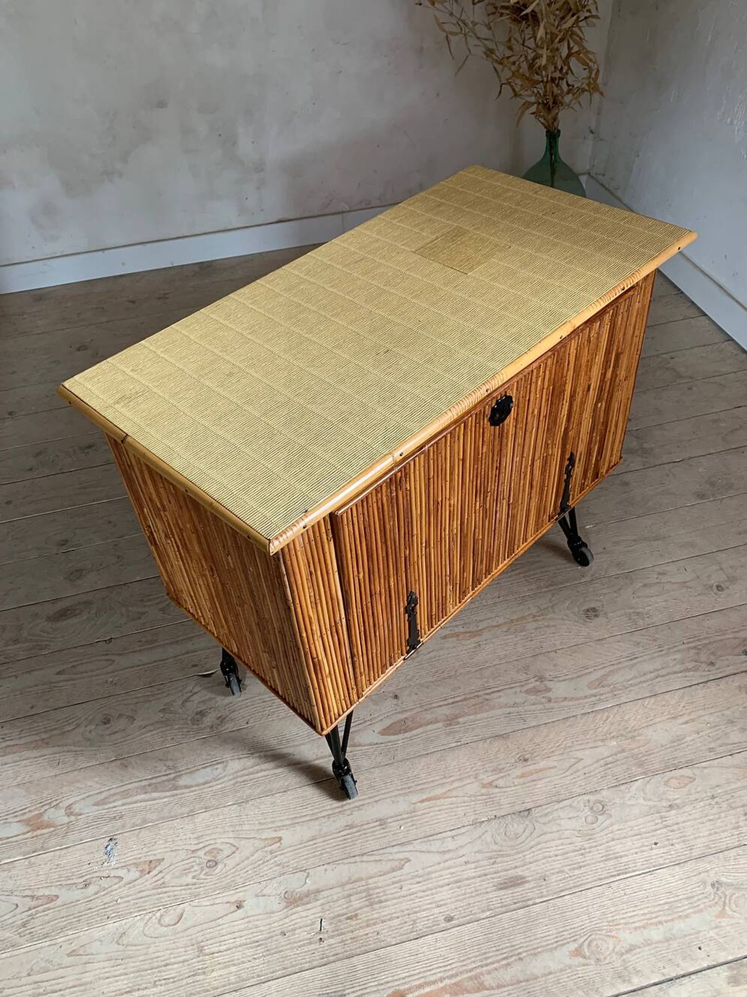 Buffet bar vintage en rotin