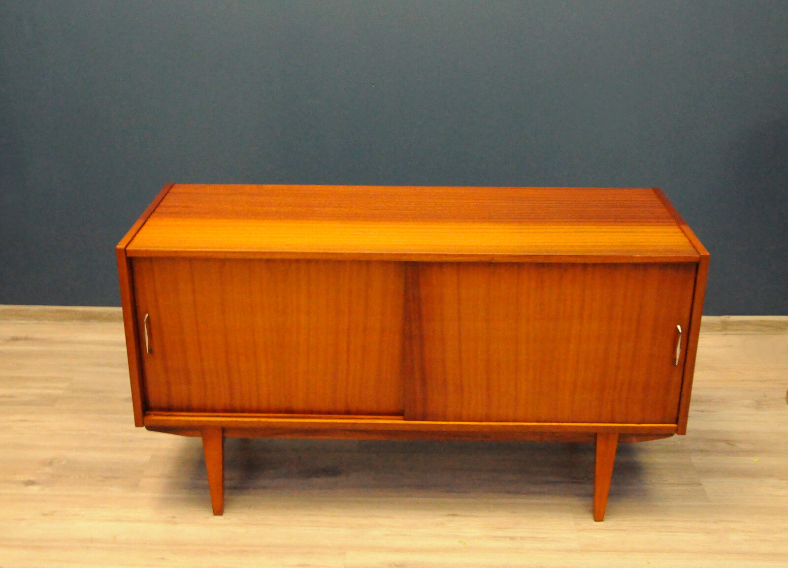 Commode Violetta avec portes coulissantes