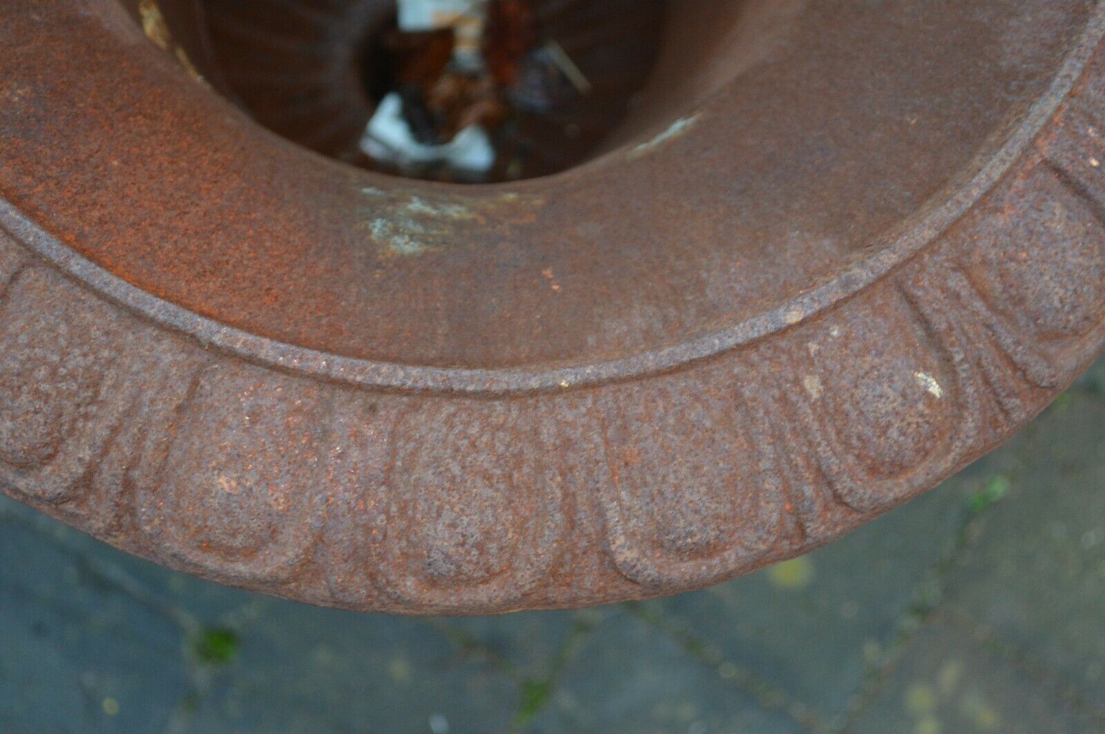 Cast iron media vases