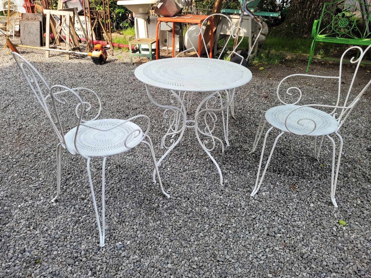 Ancien salon de jardin en fer forgé 3 fauteuils et table