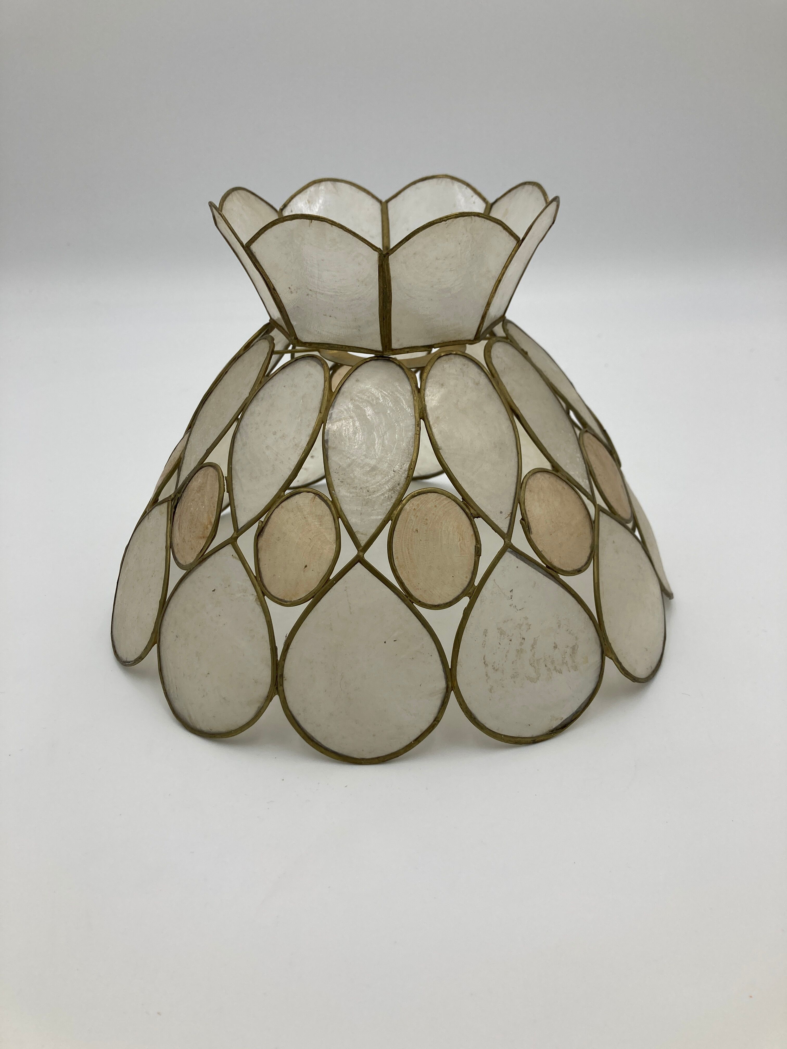 Mother-of-pearl and brass suspension