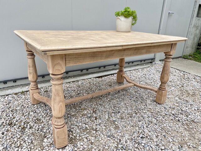 Extendable stripped farm table