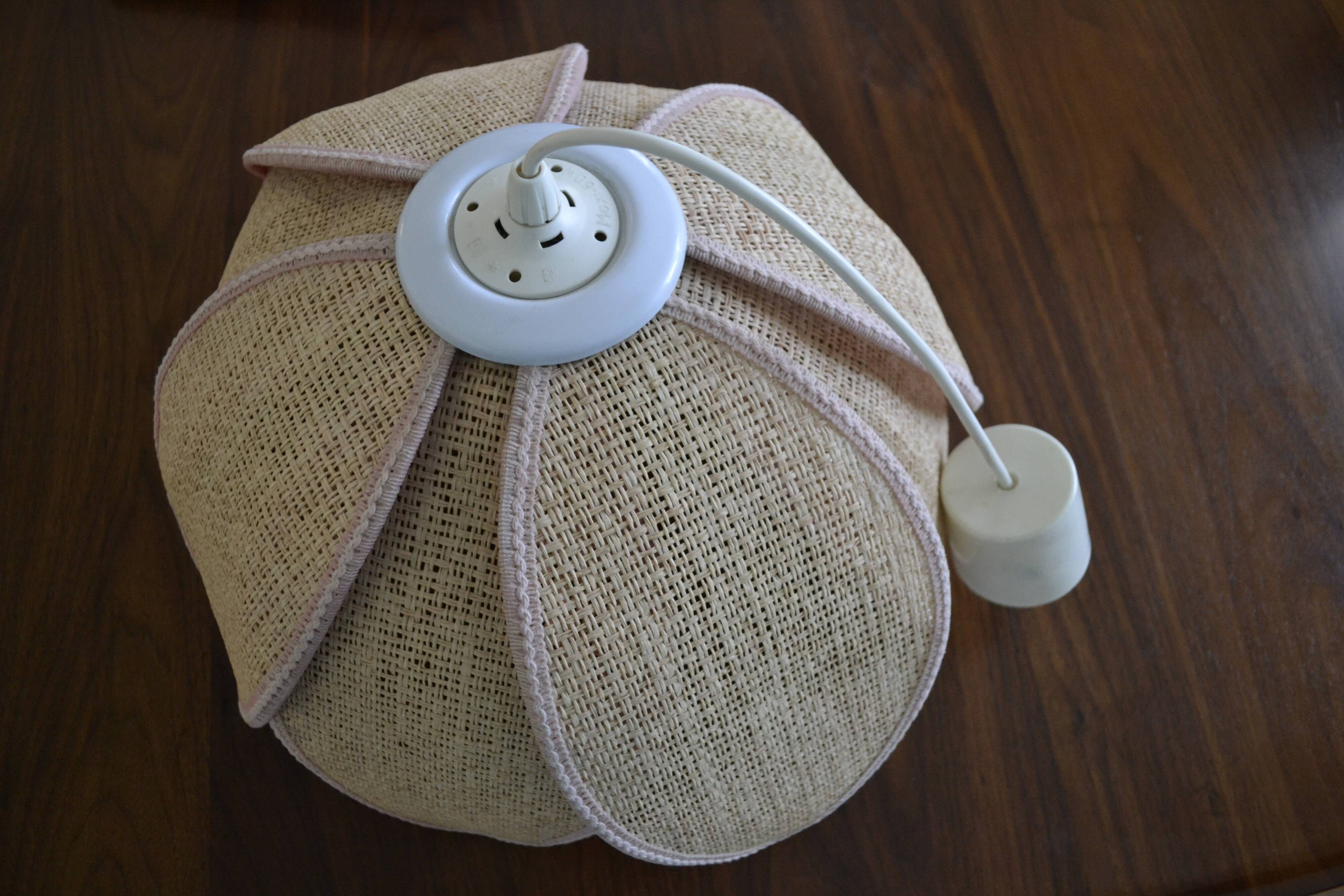 Suspension lotus flower pink gloved edges