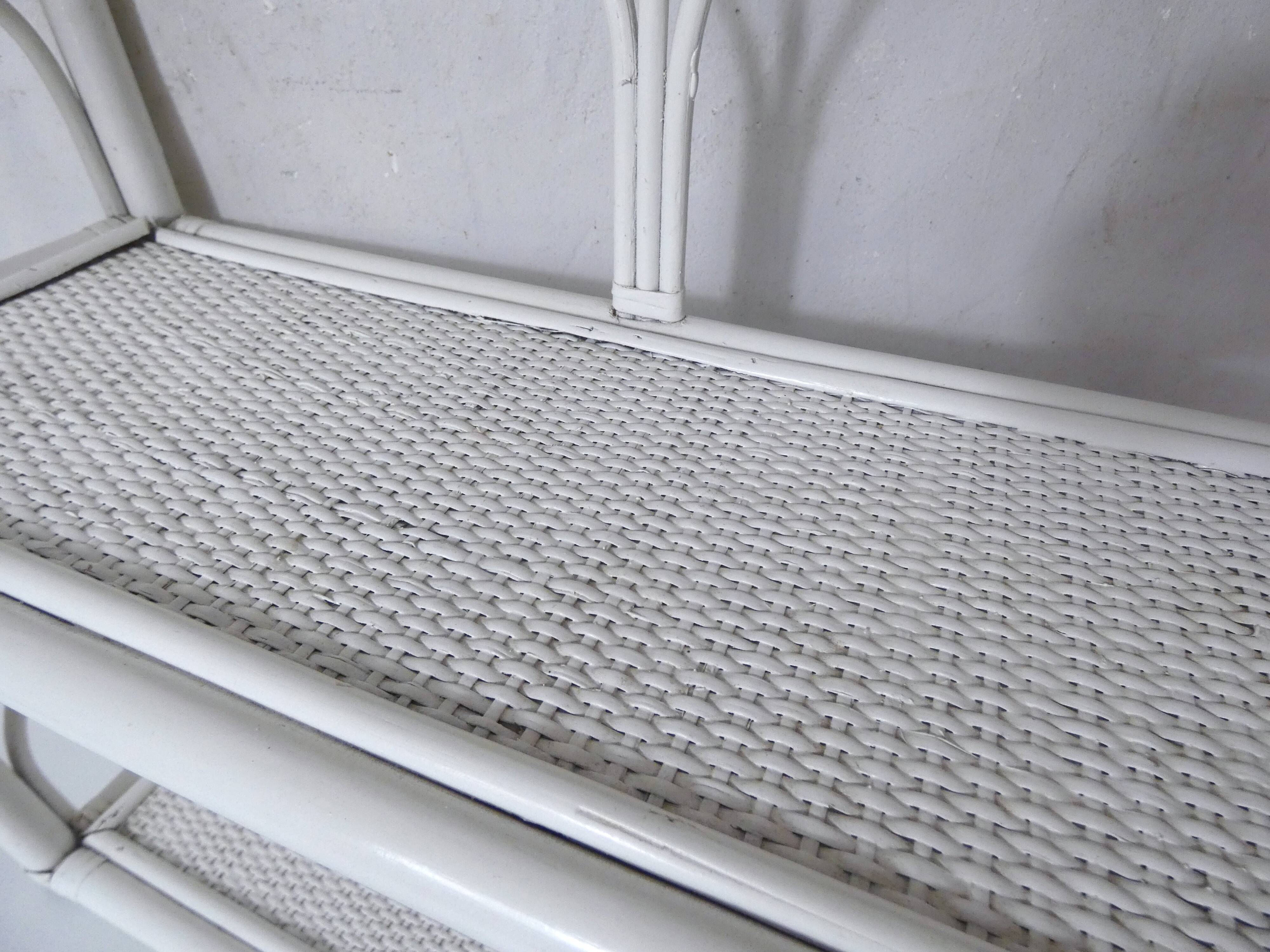 Étagère blanche en rotin