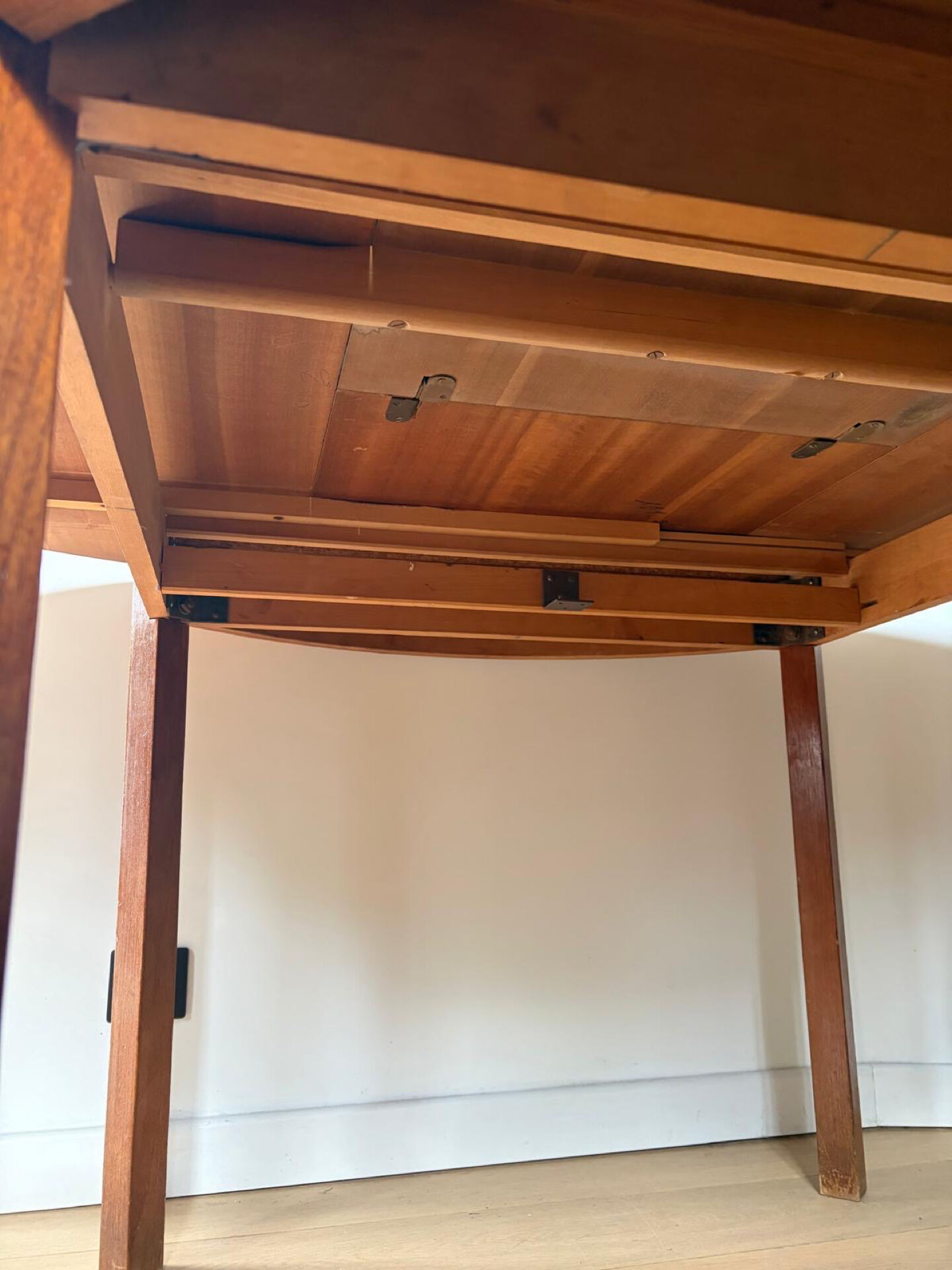 Extendable teak round table