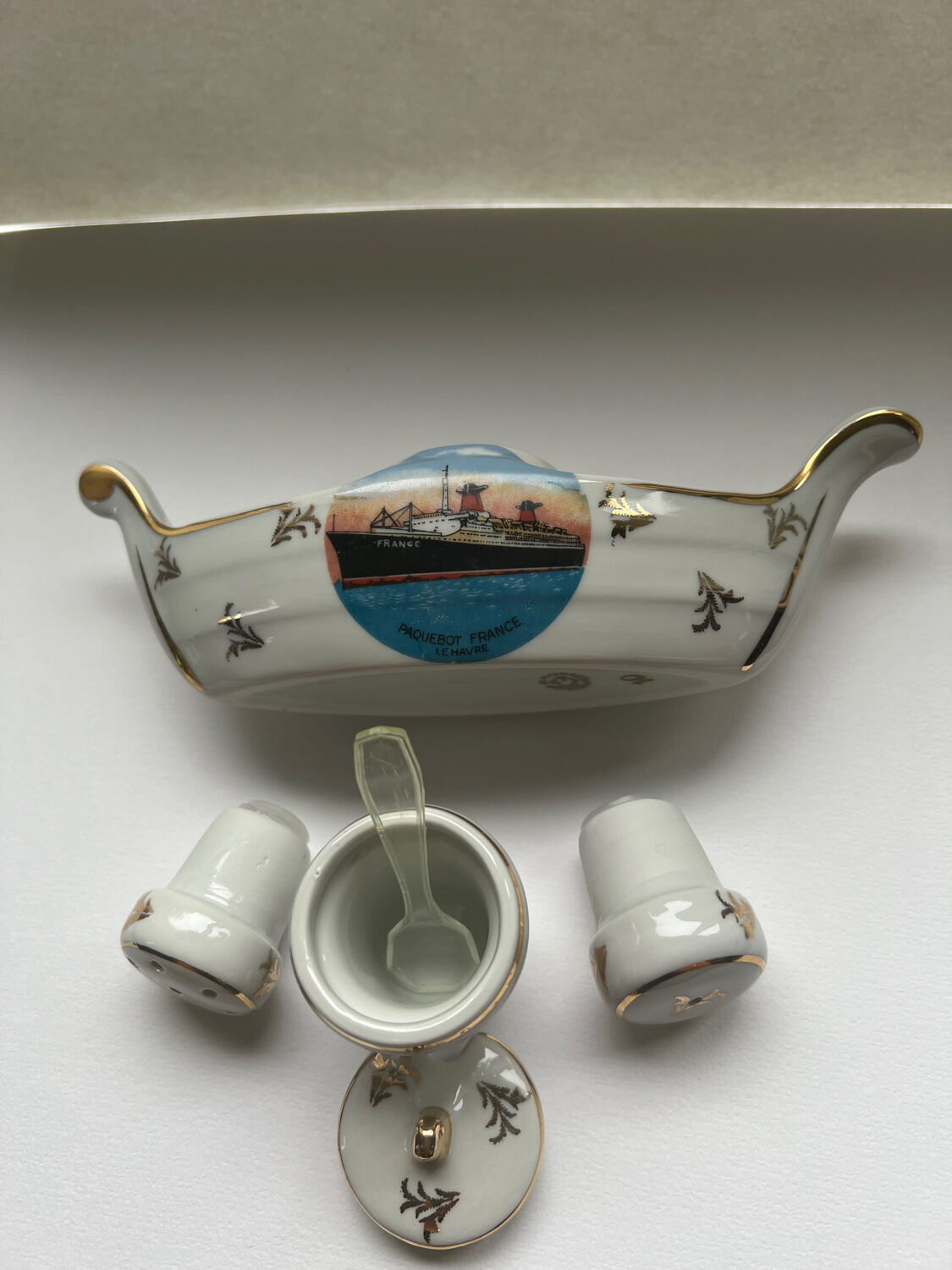 Salt shaker, mustard pepper shaker, liner shape