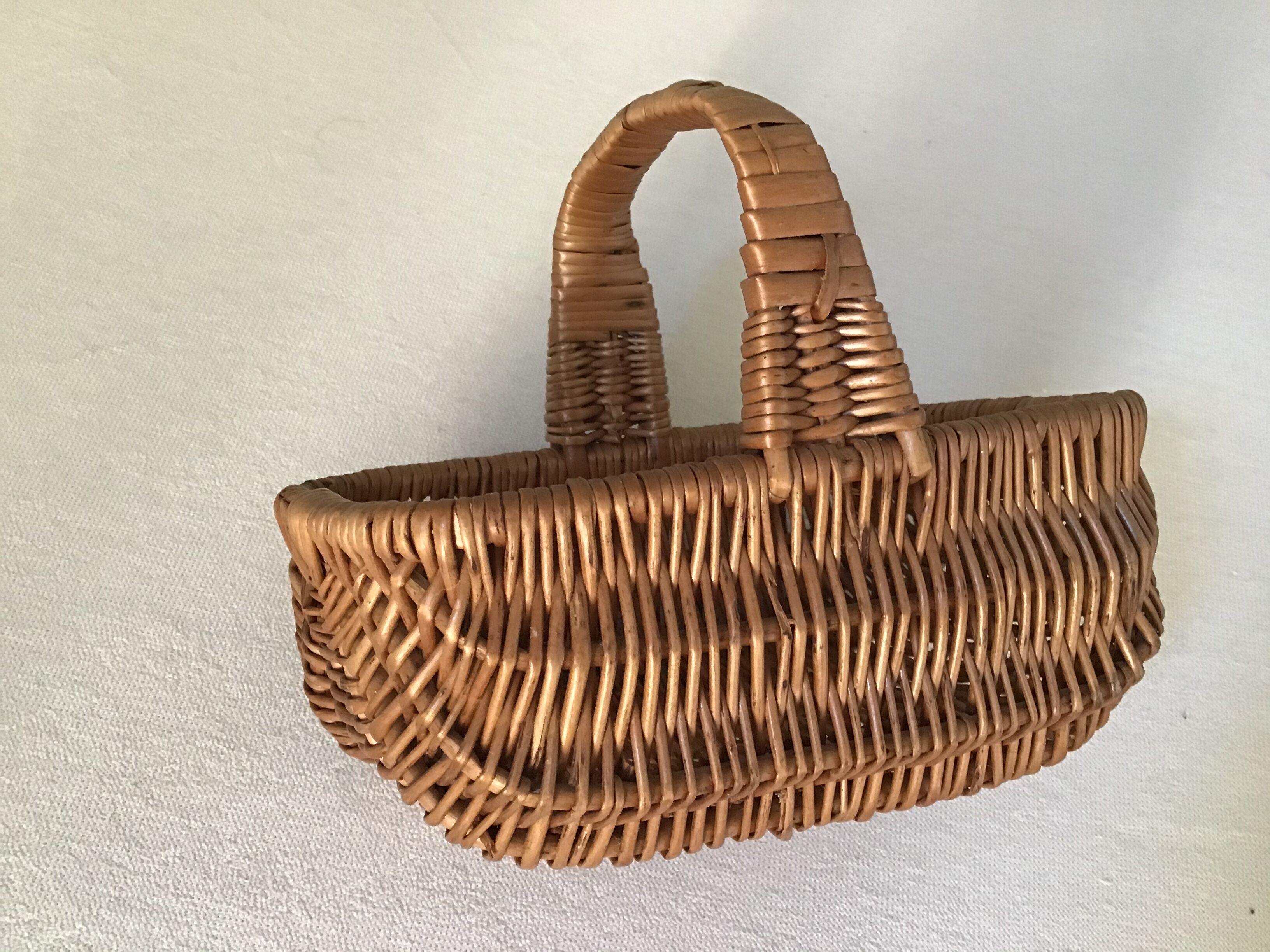 Panier osier fillette vintage