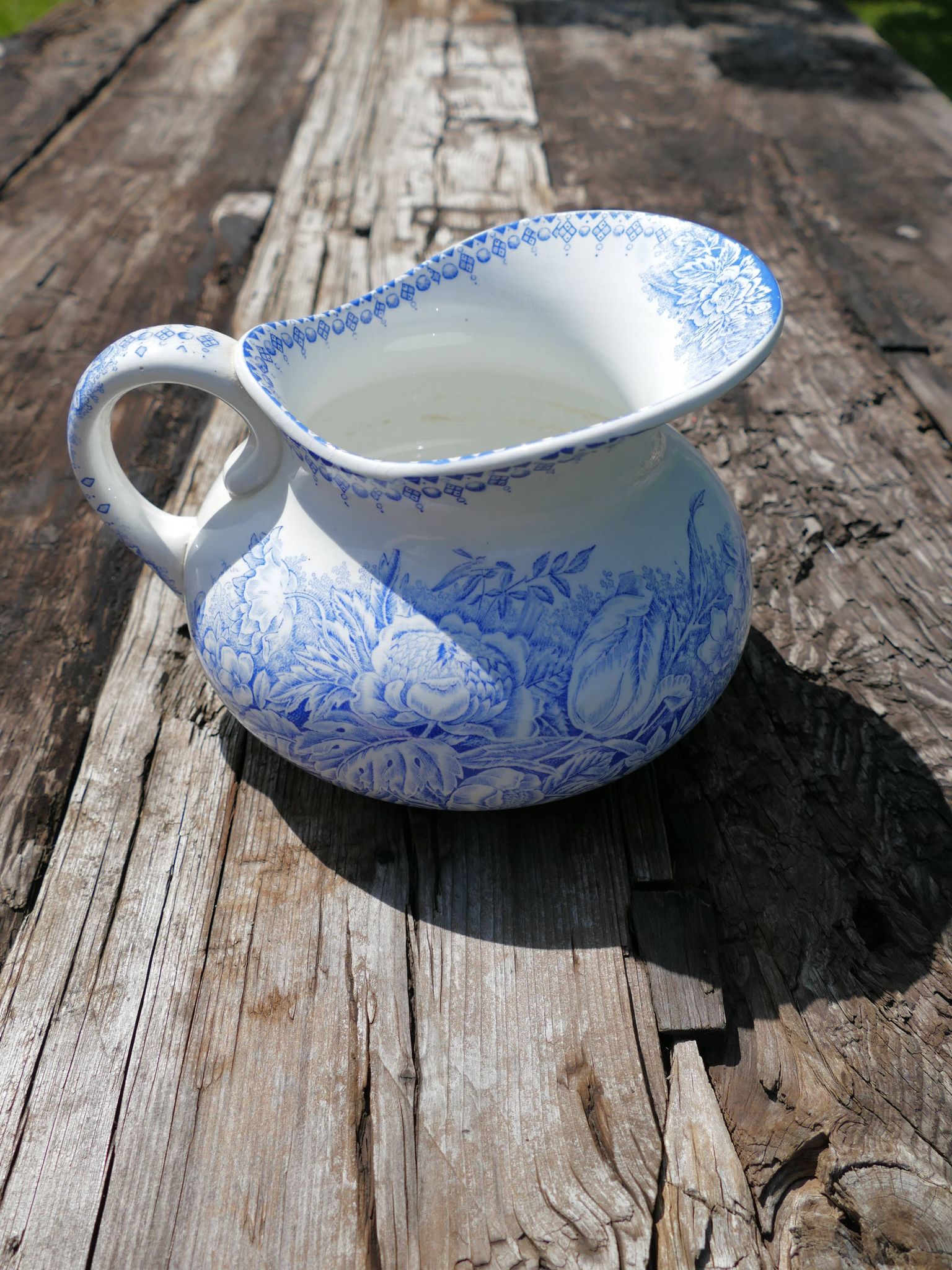 Iron earth pitcher