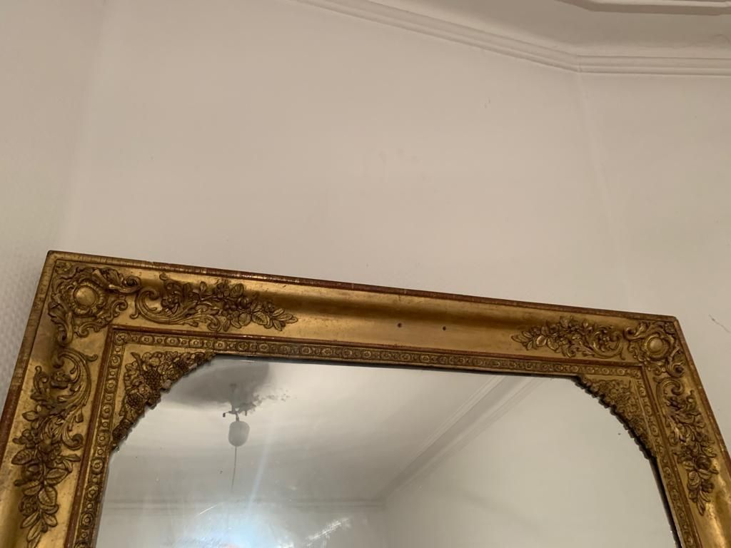 Nineteenth century mirror in wood and stucco gilded with rich gold leaf ornamentation, 101x127 cm