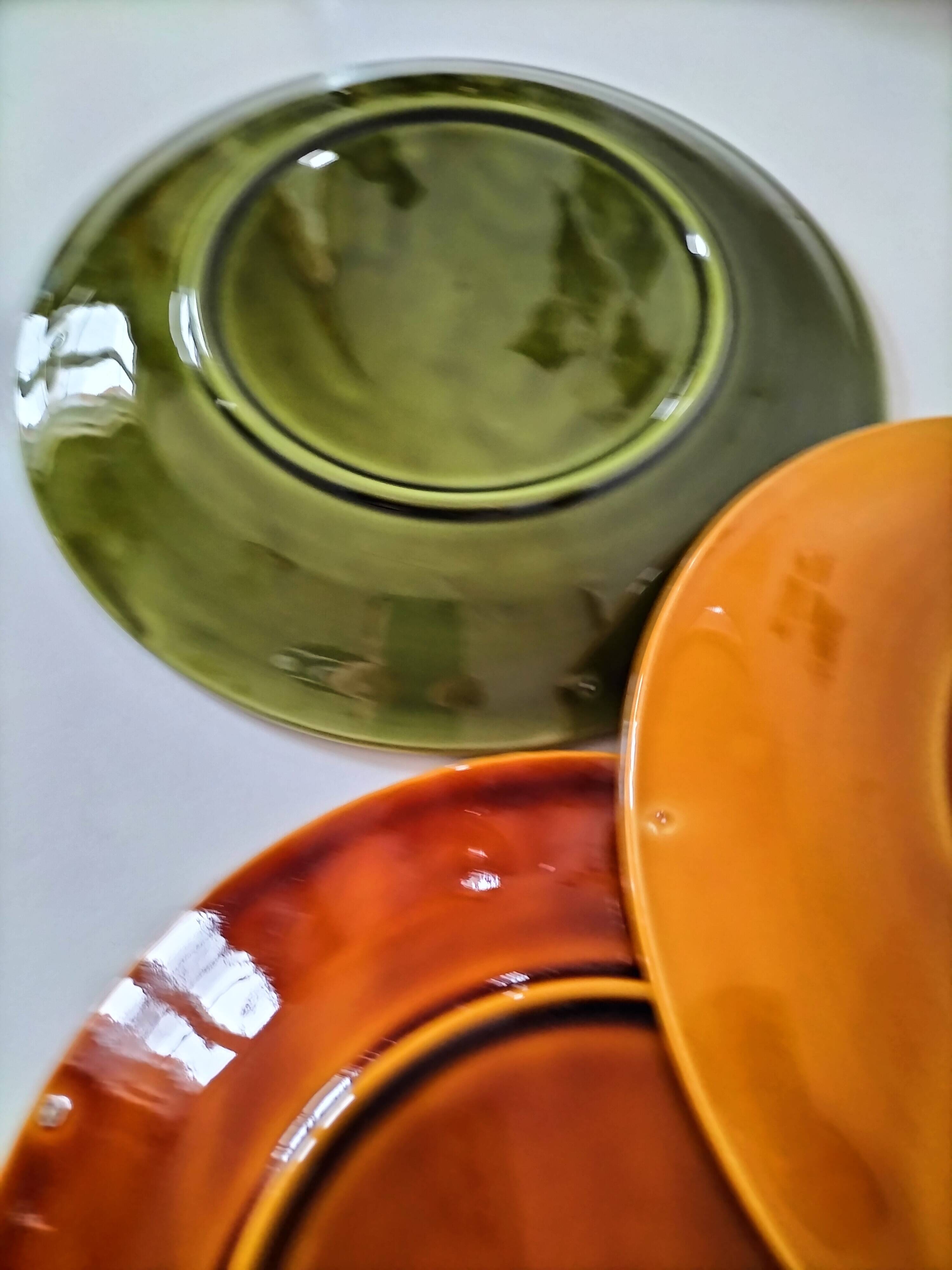 Set of green and amber enamelled plates