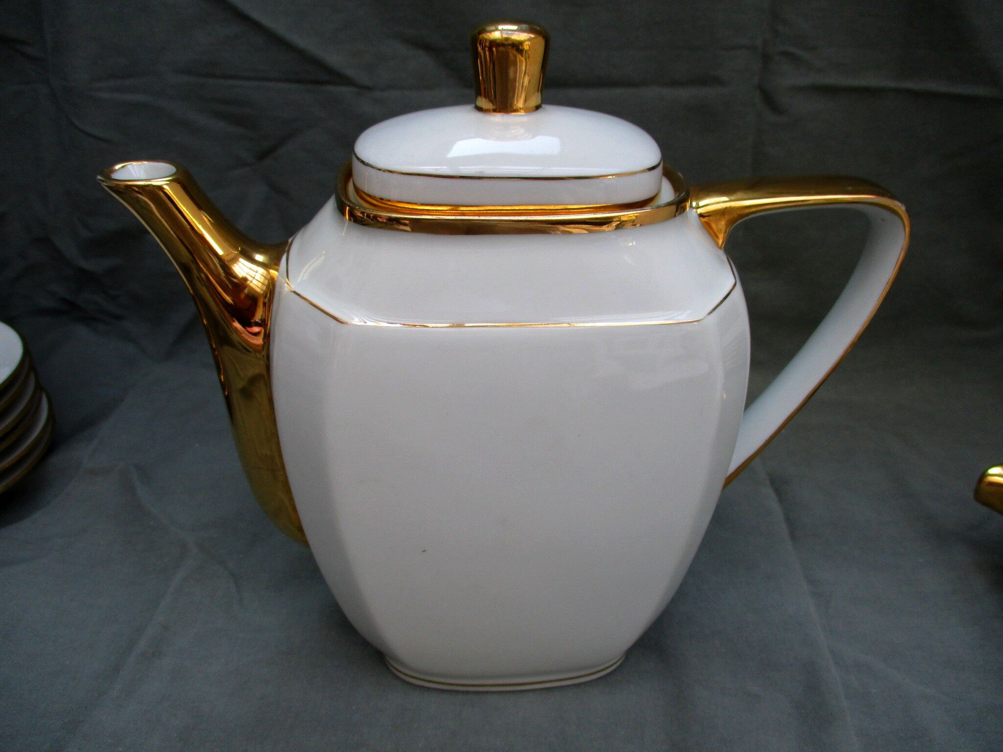 Cafetiere and pot to lait porcelaine Limoges