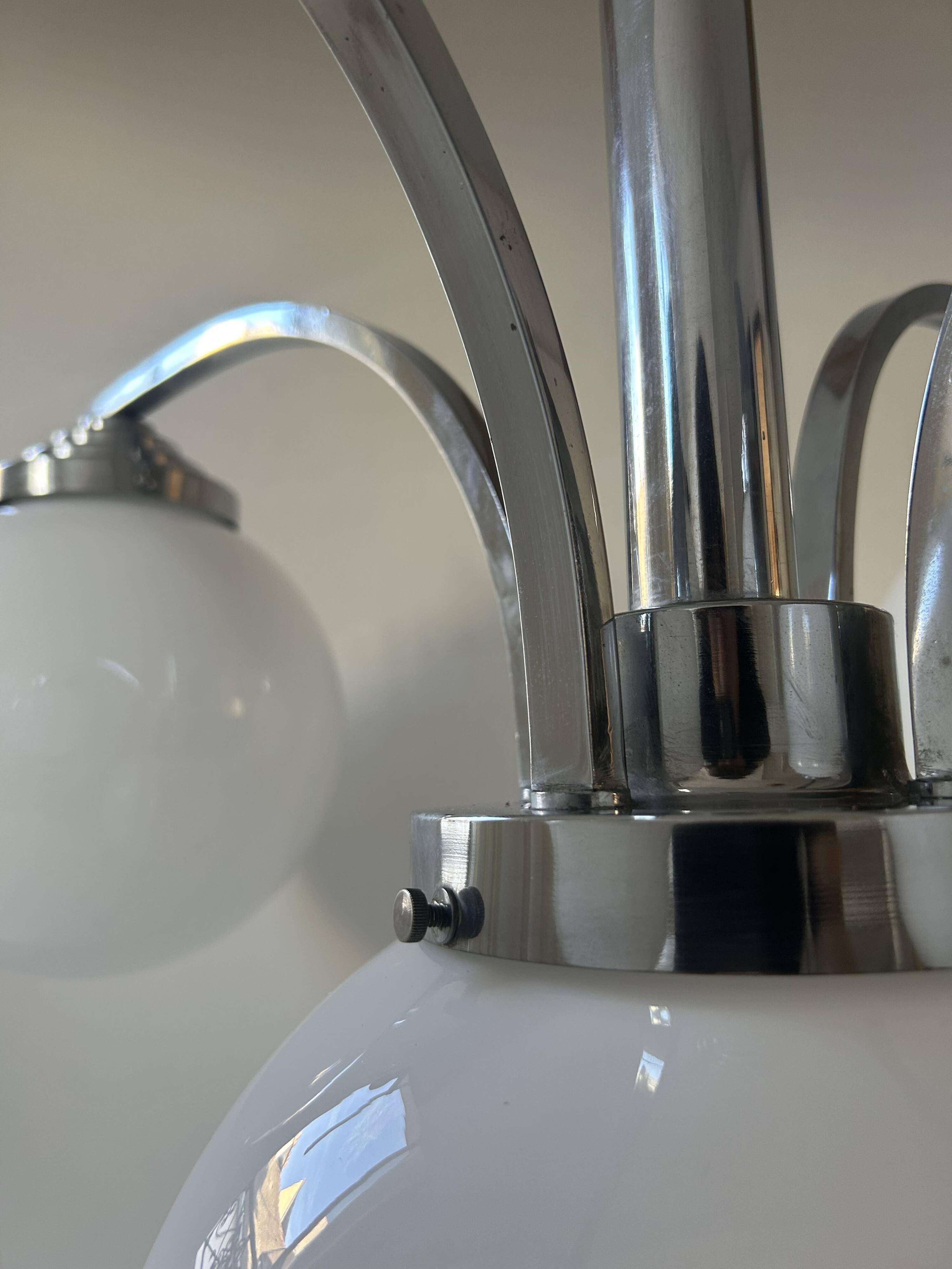 Lustre moderniste art déco, métal chromé et opaline, France 1930