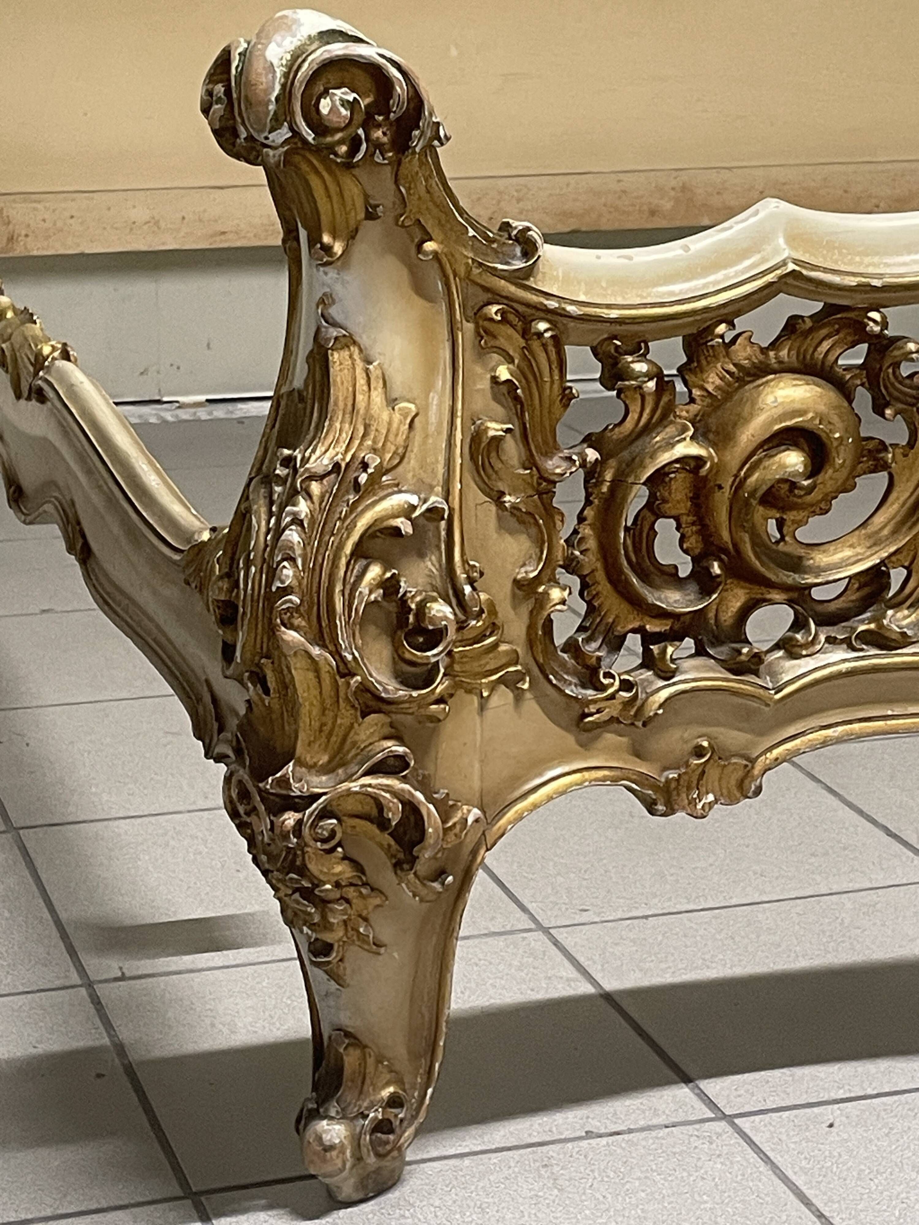 Lit matrimonial des années 40 dans le style Louis XV.