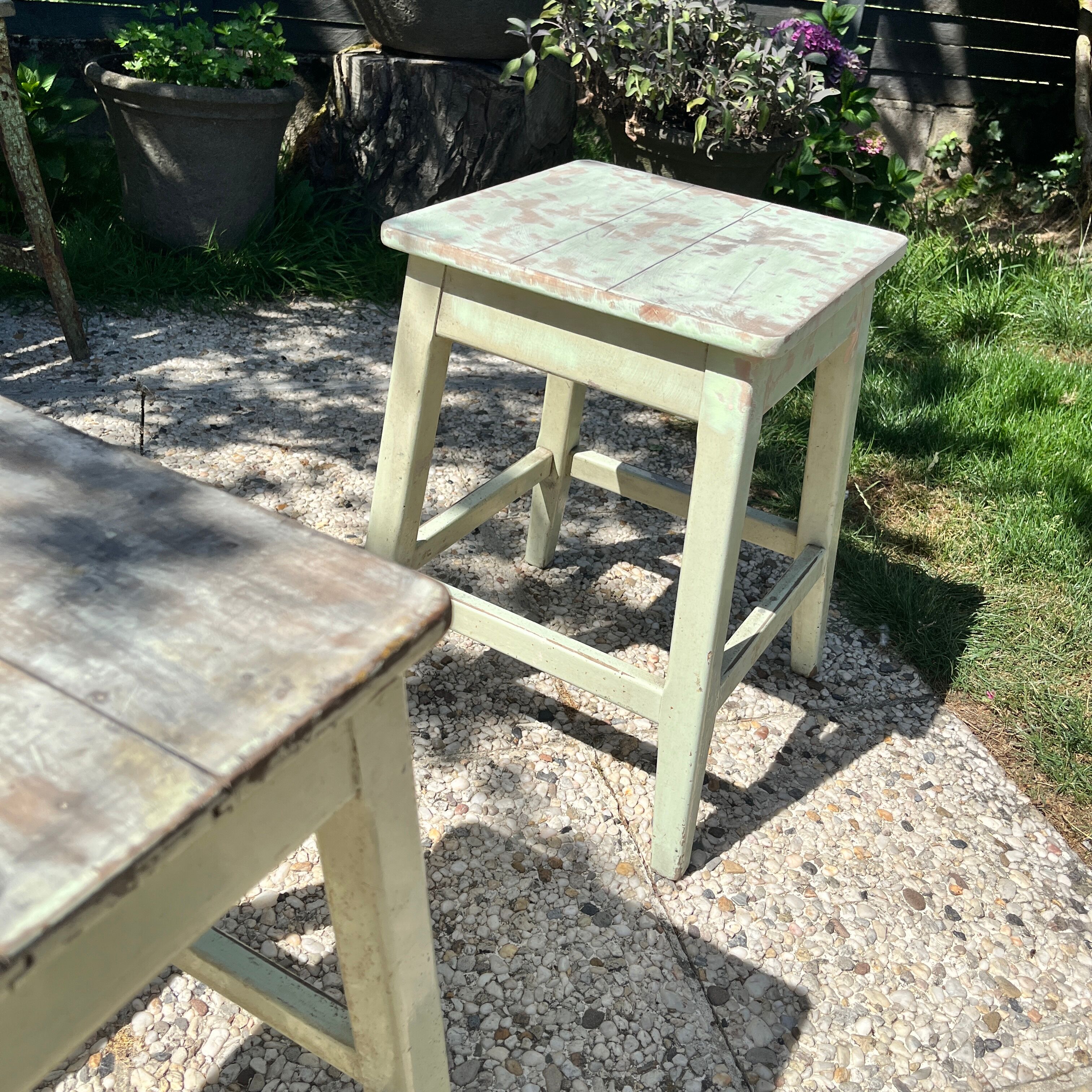 Garden bench in iron and wood and these 2 wooden stools