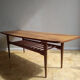 Table basse en bois blond des années 1960