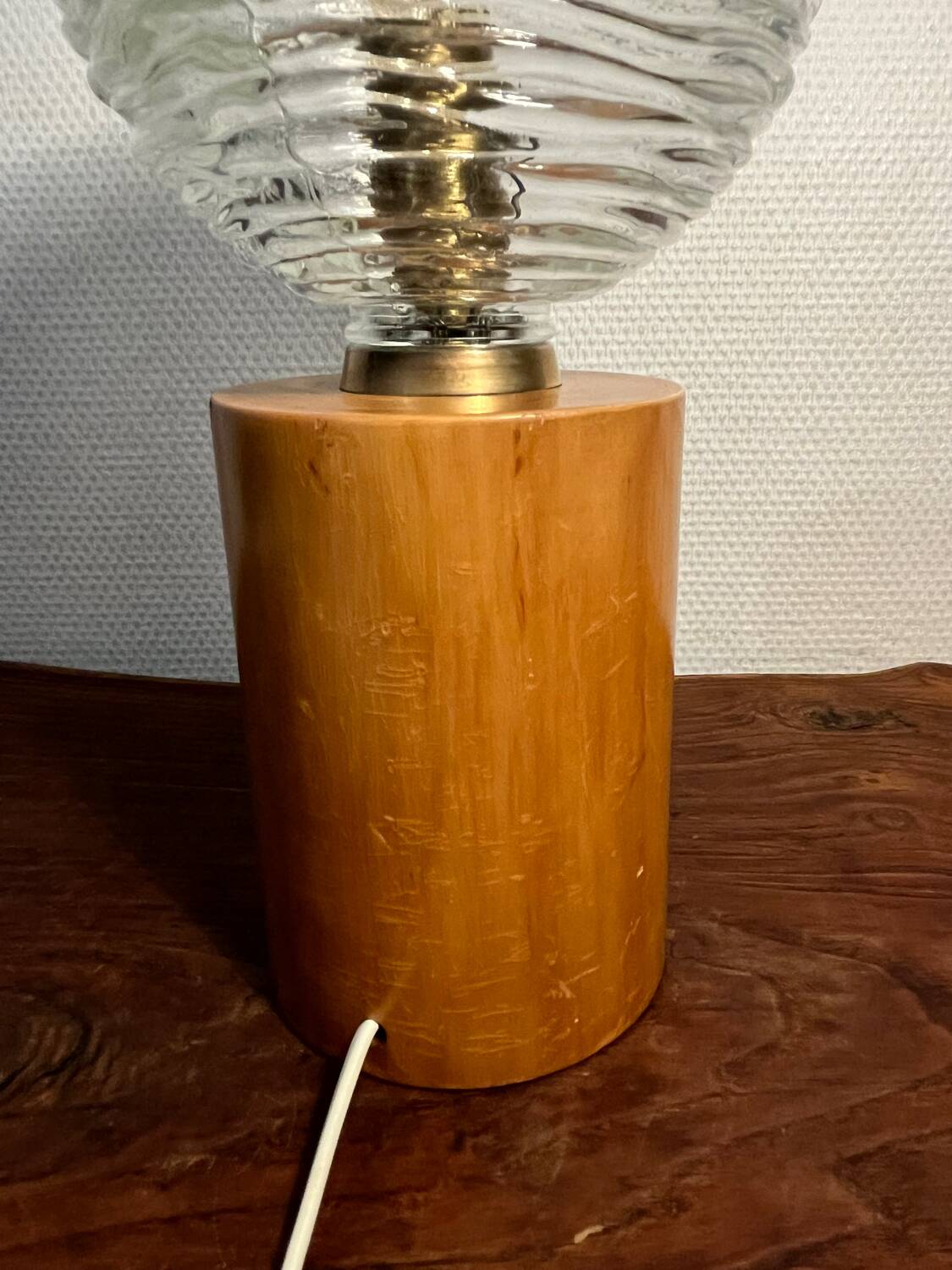Cylindrical base lamp in solid wood and chiseled glass globe