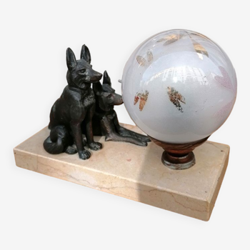 Lampe sujets chiens en bronze, socle en marbre et globe en verre à motifs dorés, 1950