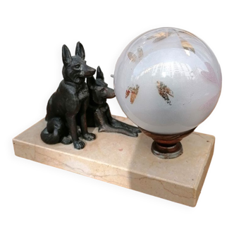 Lampe sujets chiens en bronze, socle en marbre et globe en verre à motifs dorés, 1950