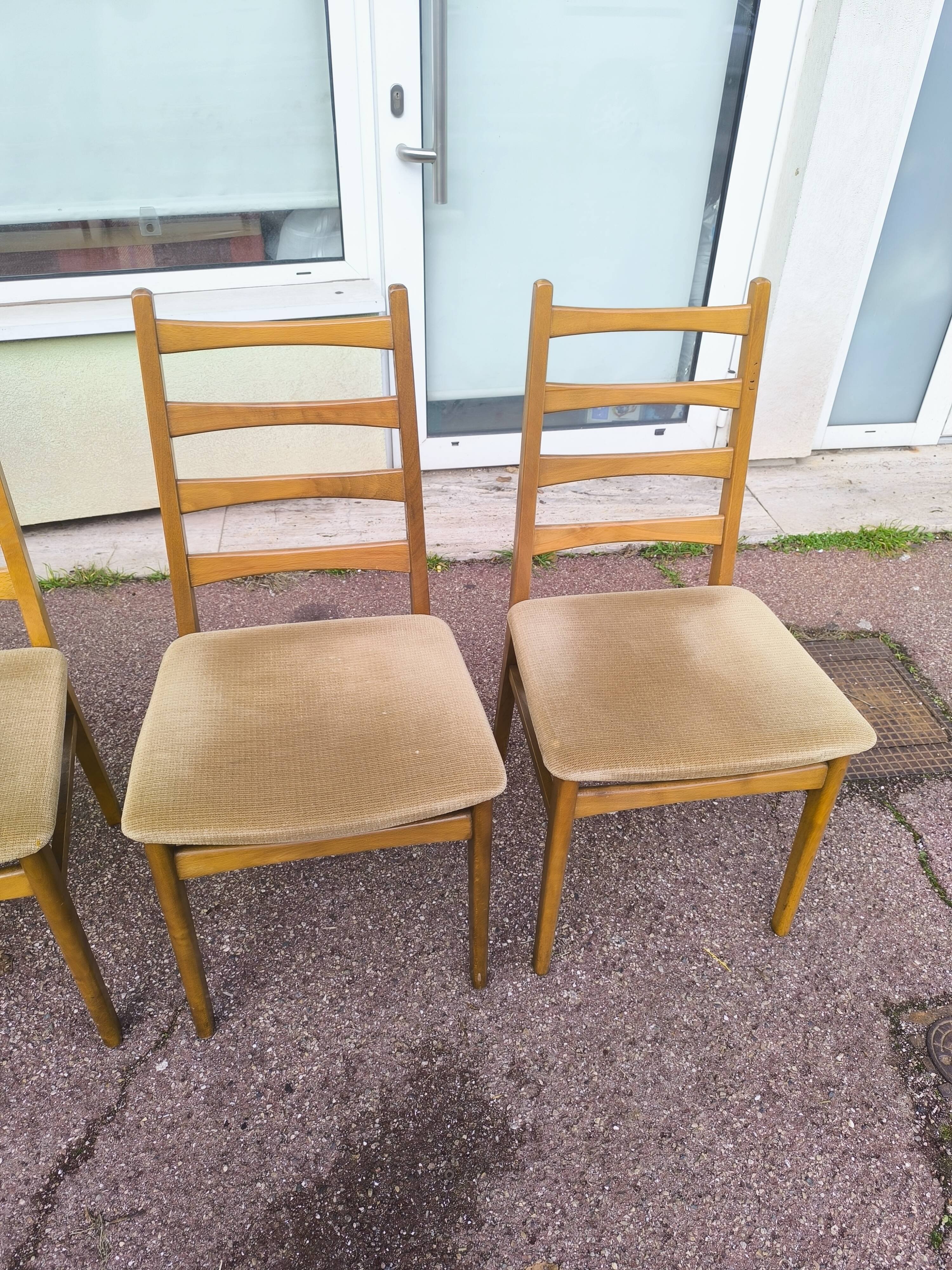 Set of 4 Scandinavian chairs in wood and fabric.
