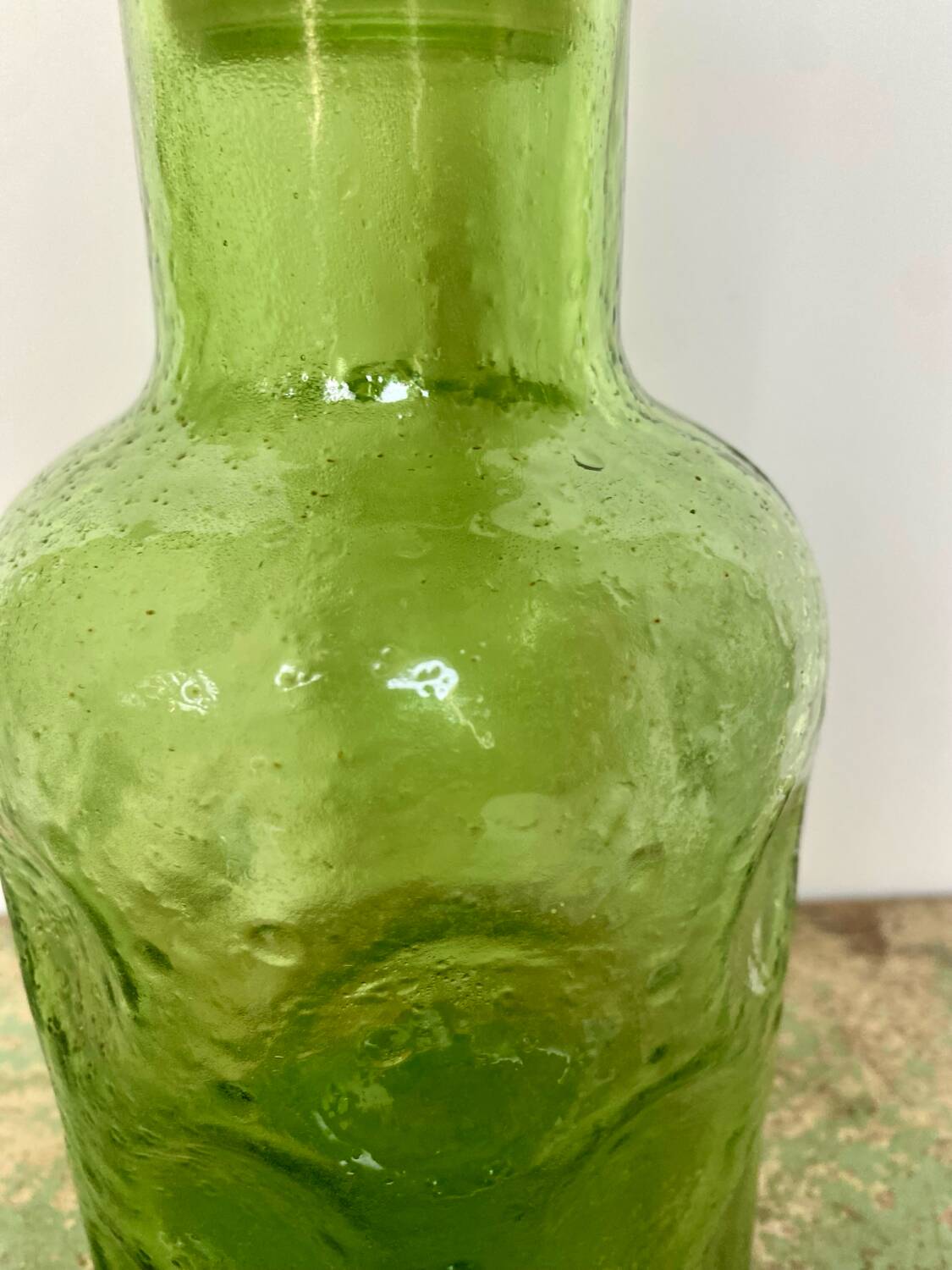 Lot de trois carafes en verre depoli