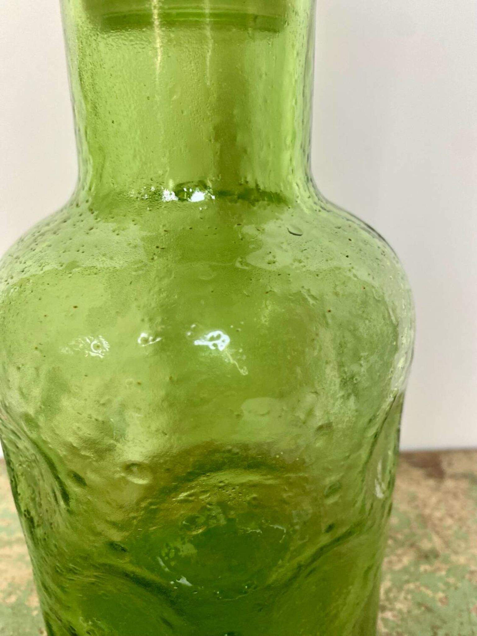 Lot de trois carafes en verre depoli