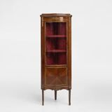 Vitrine d'angle de style Louis XV avec vitre cintrée, vers 1950