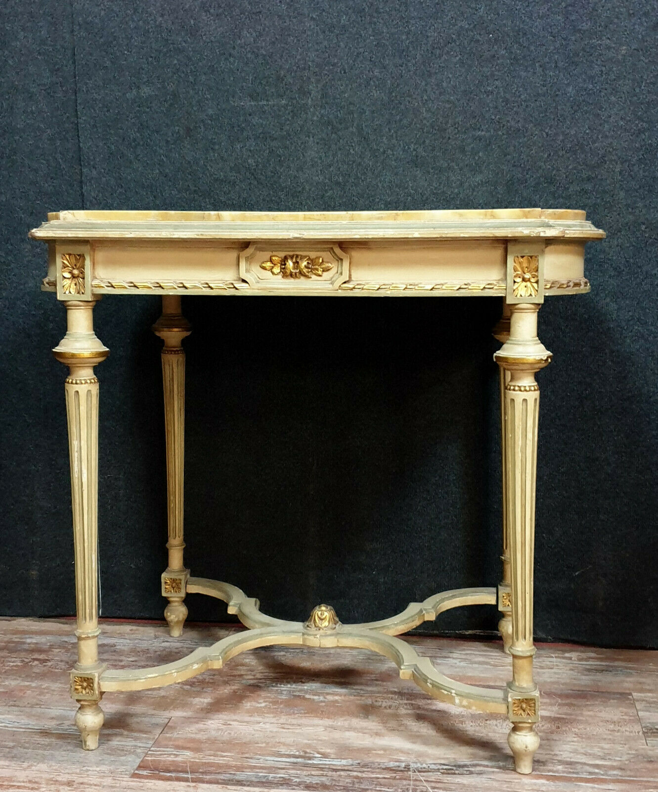 Guéridon d'apparat Louis XVI en bois laqué doré
