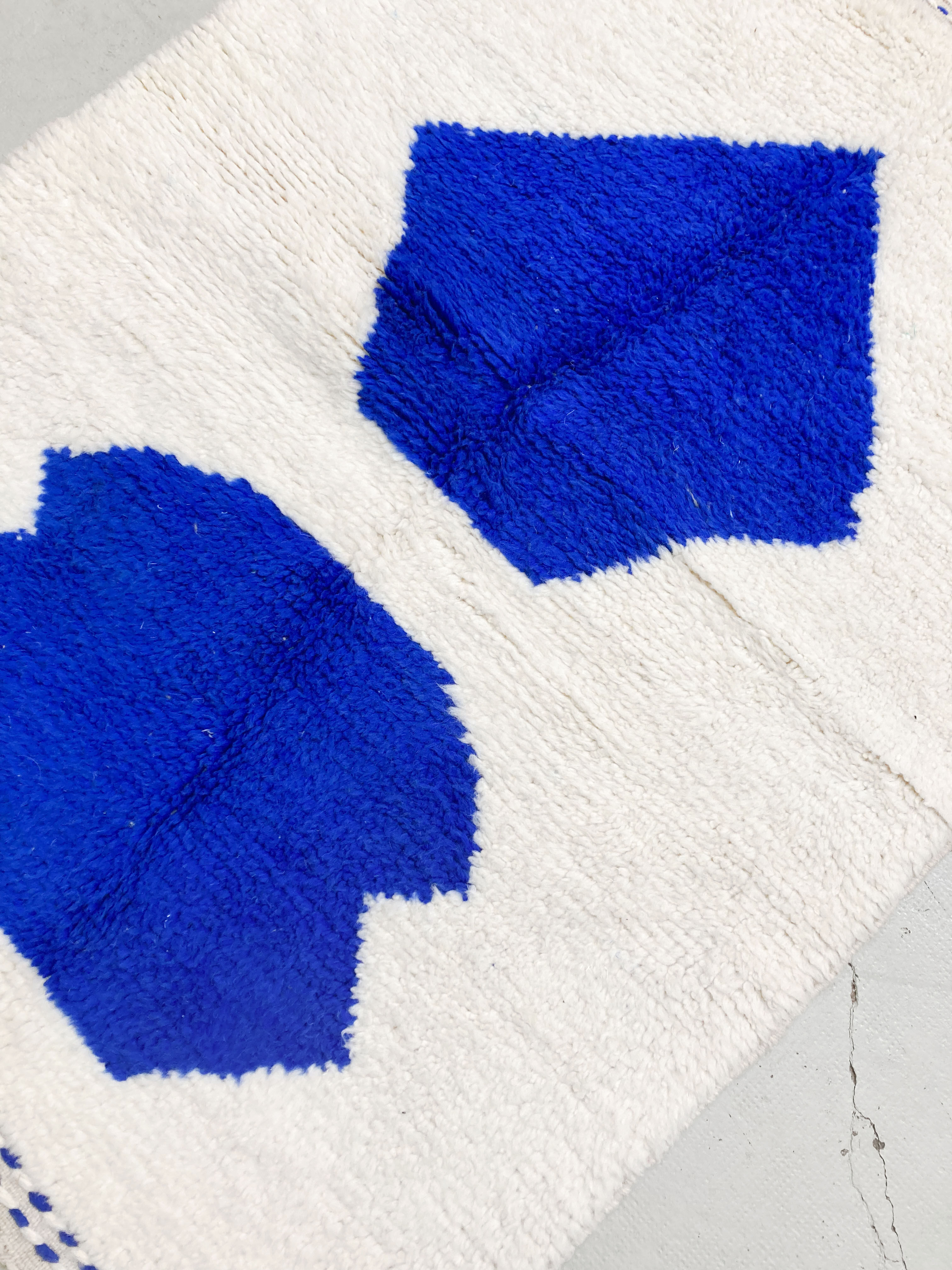 Moroccan Berber carpet beni ouarain contemporary with majorelle blue patterns