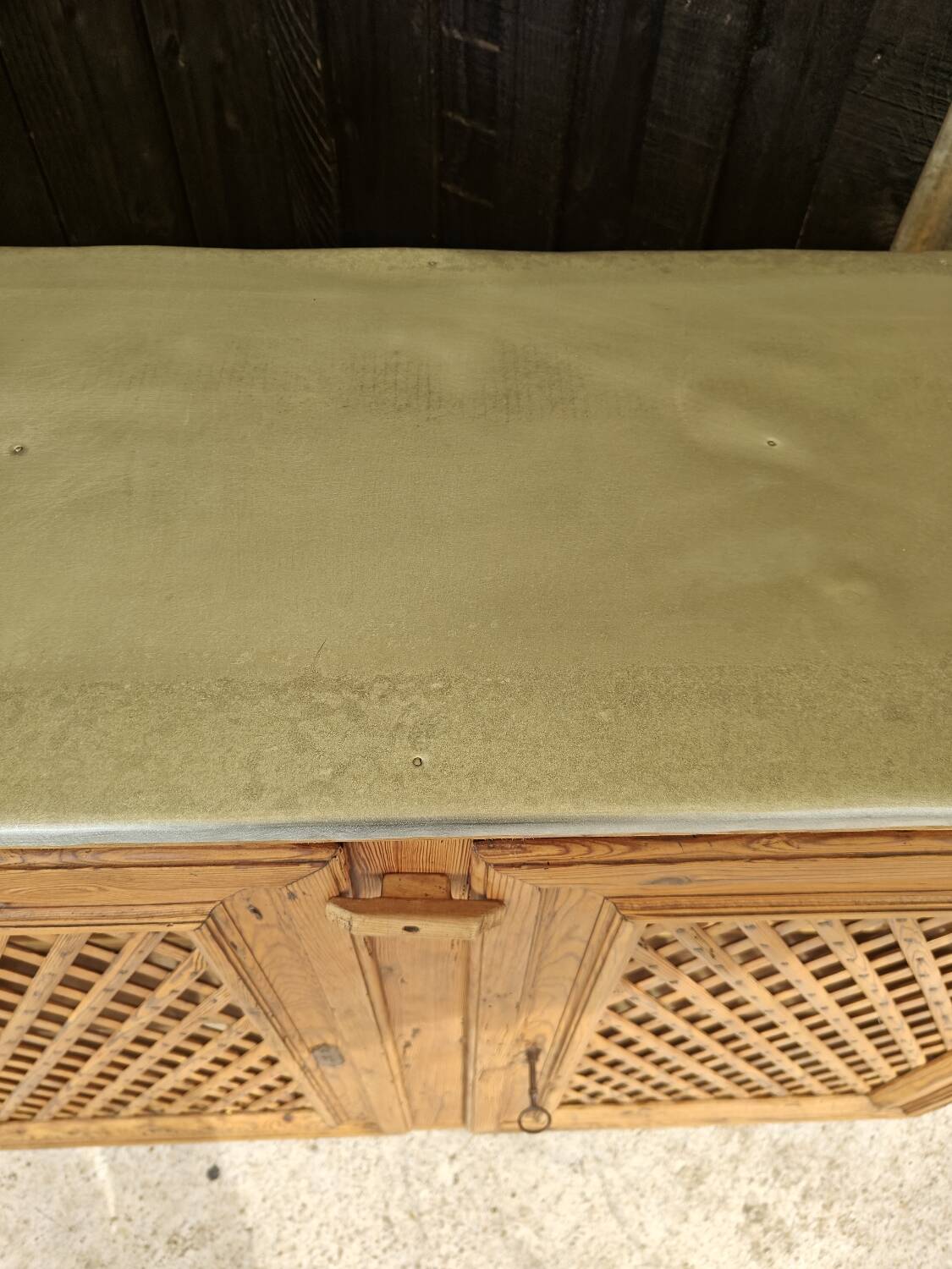 Support buffet in solid pine, zinc top, late 19th century.