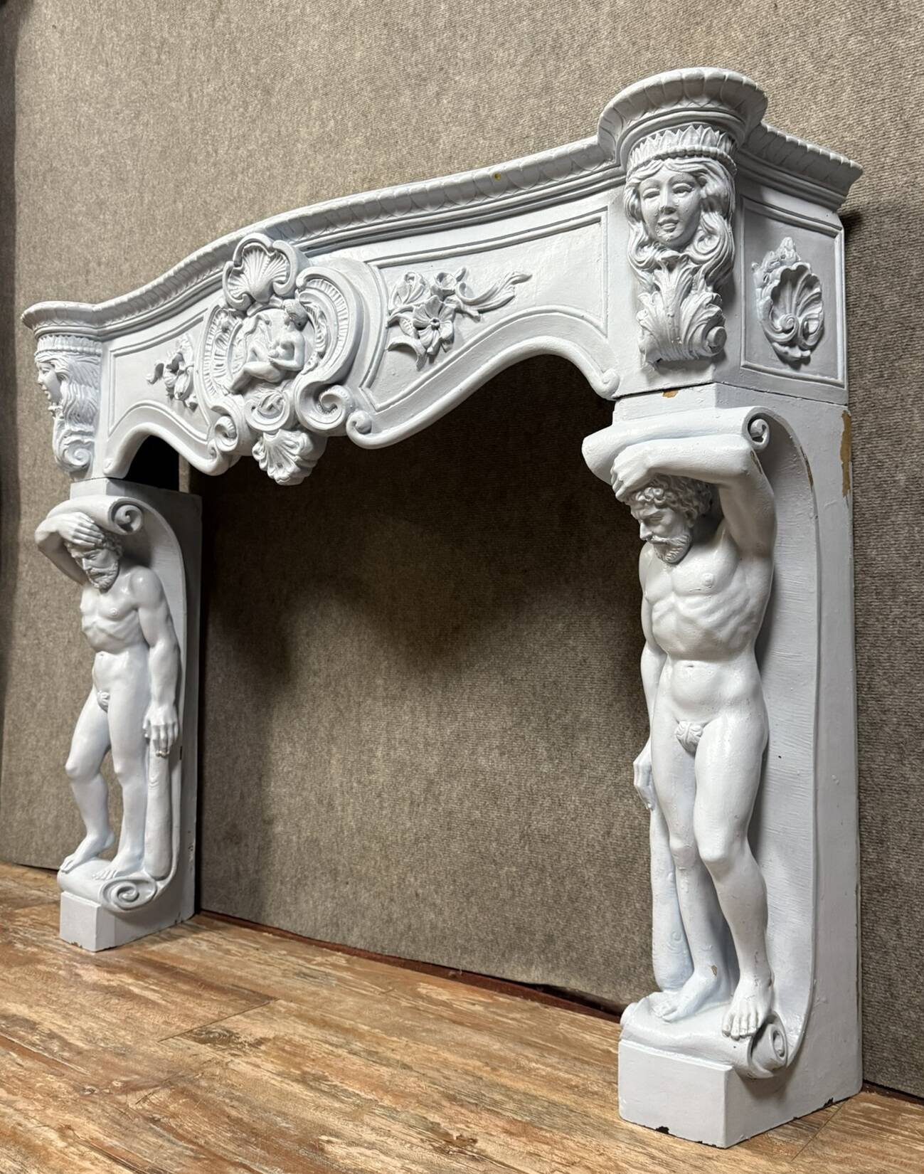 Del Torrione: Renaissance-style castle fireplace in painted plaster