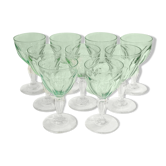 Set de neuf verres à pied en verre taillé