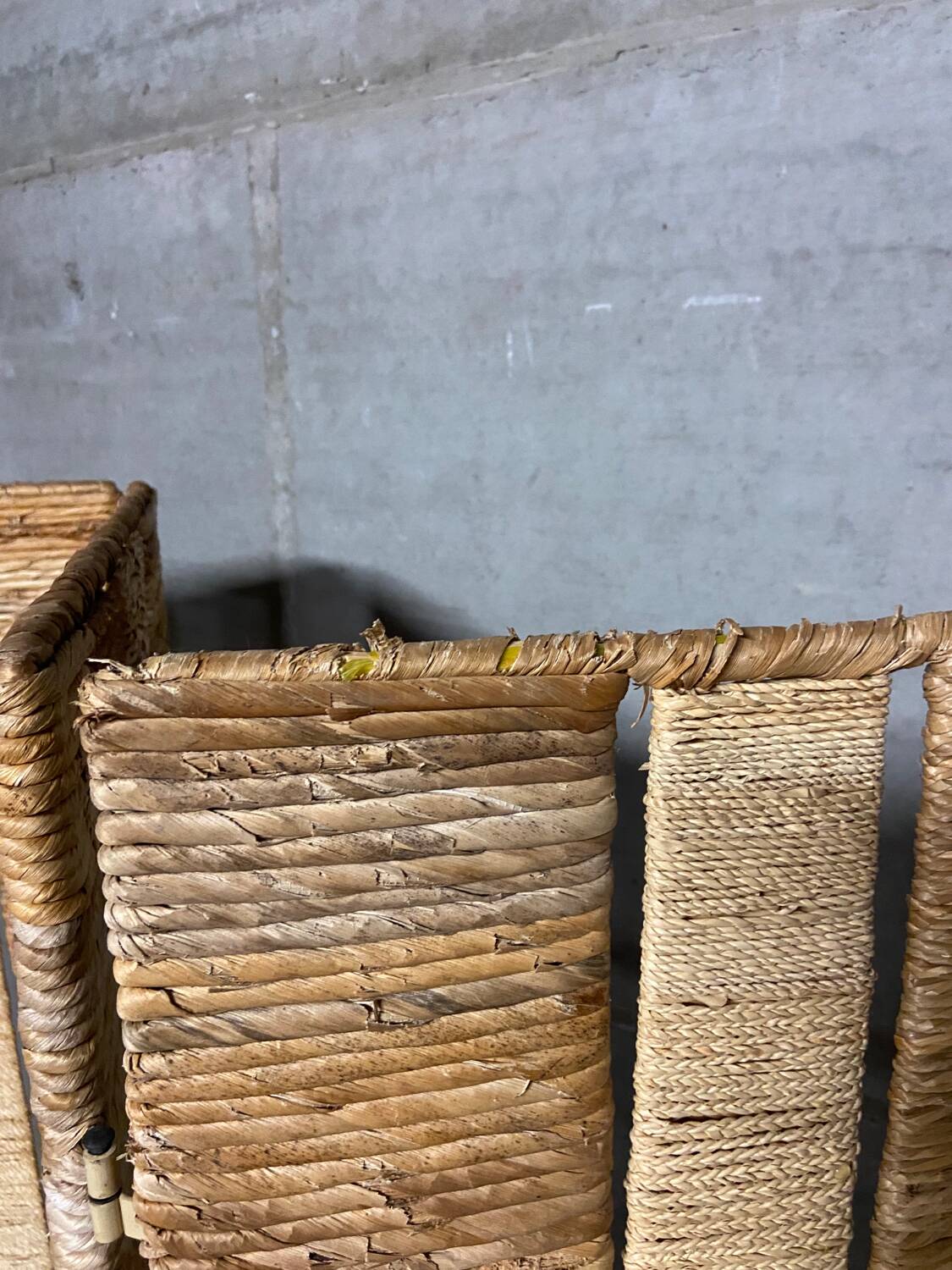 Vintage screen in straw and braided rope