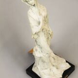 Figura femenina de porcelana. Contemporary escultura by author.