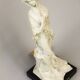 Figura femenina de porcelana. Contemporary escultura by author.
