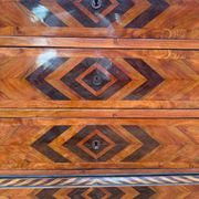 Commode marqueterie style suisse – plateau marbre de Carrare