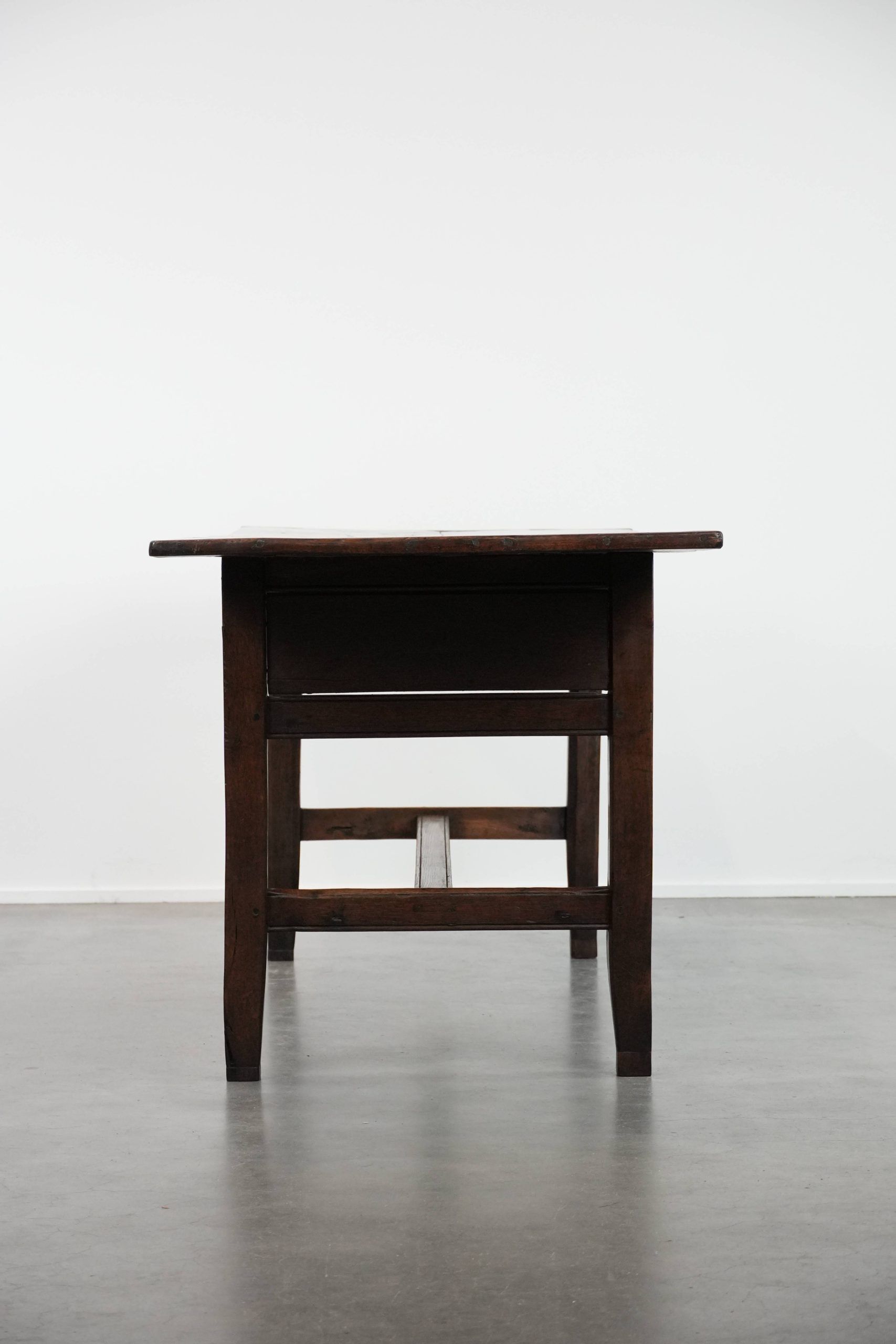 Antique English oak dining table from the 18th century for 4 to 6 people