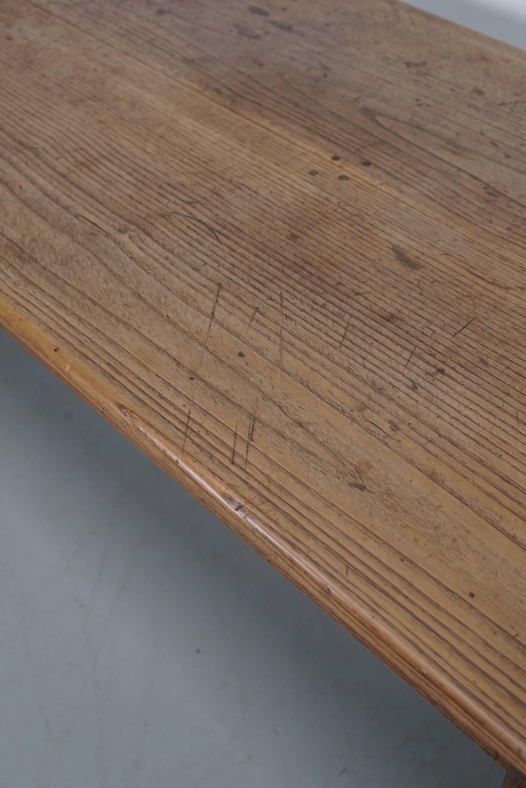 Grande table à manger rustique française du XIXe siècle en orme et chêne