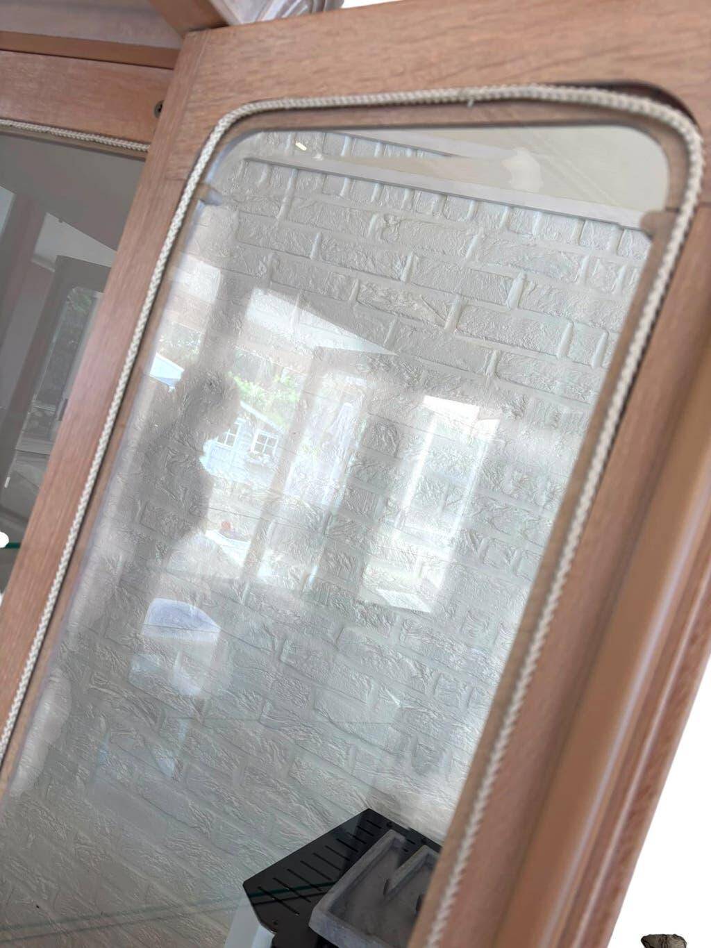 Vintage display cabinet in white rosewood from the 1990s.