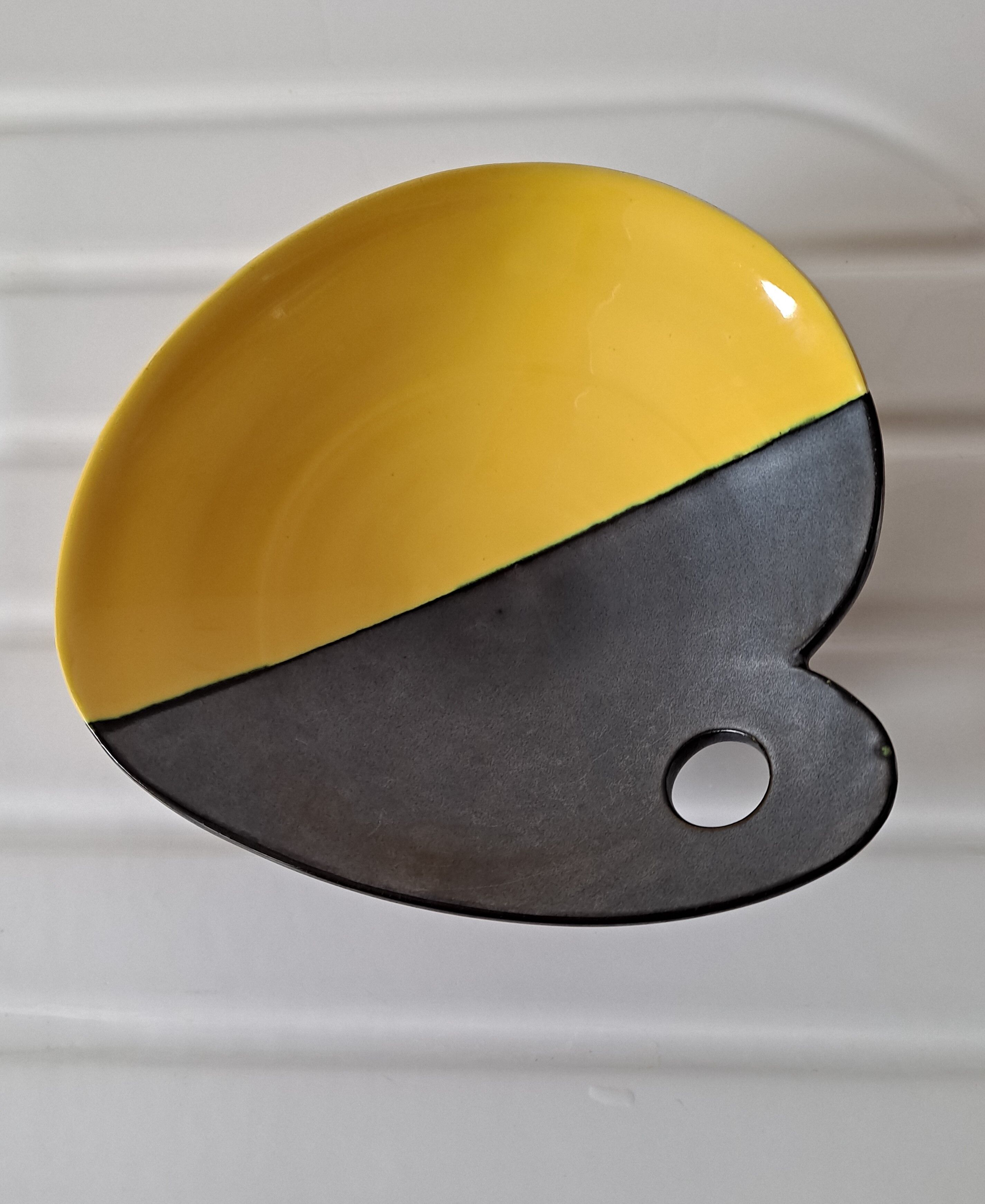 Yellow and black two-tone pocket cut Louviers