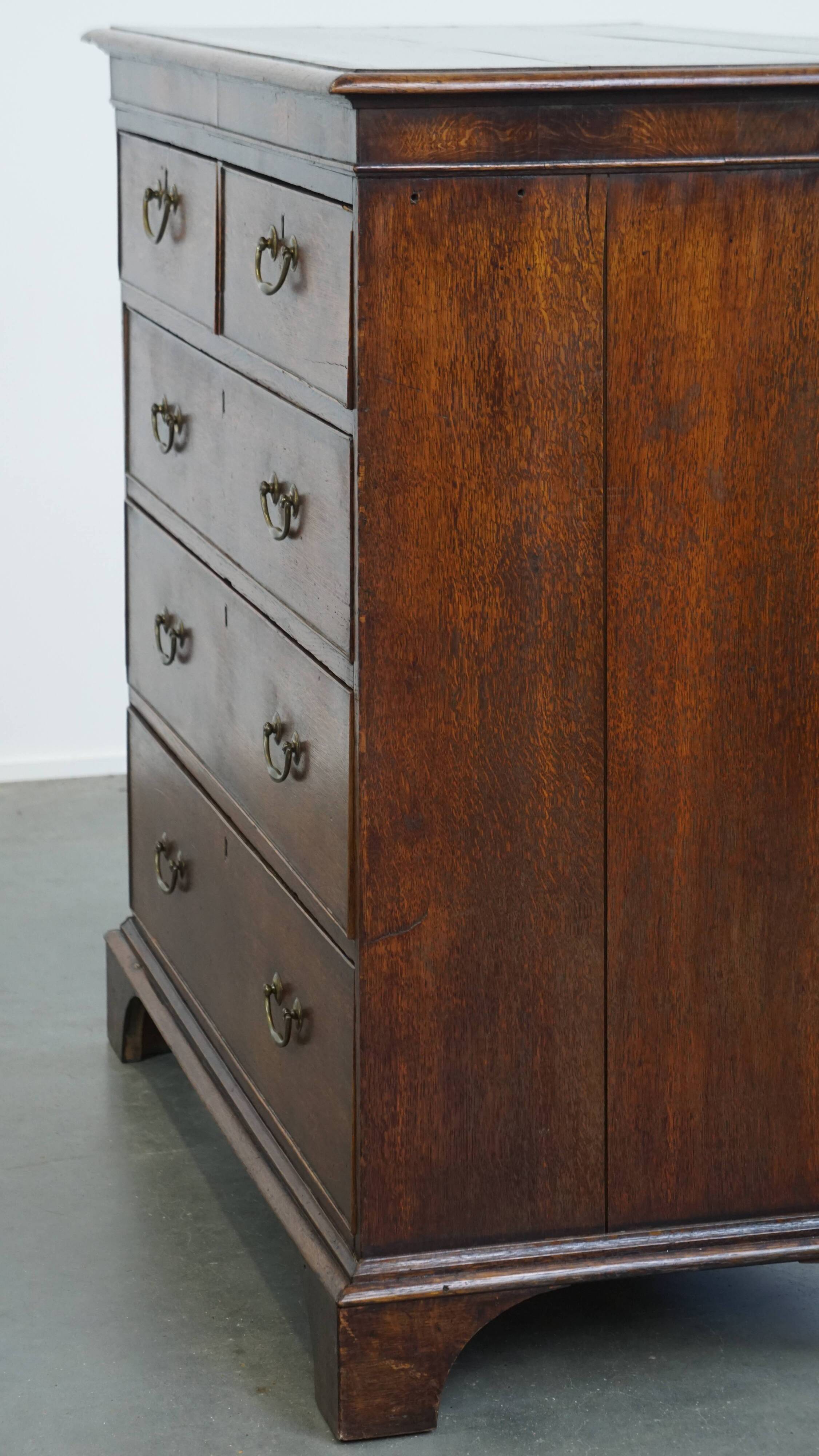 English antique oak chest of drawers with 5 drawers from the 18th century