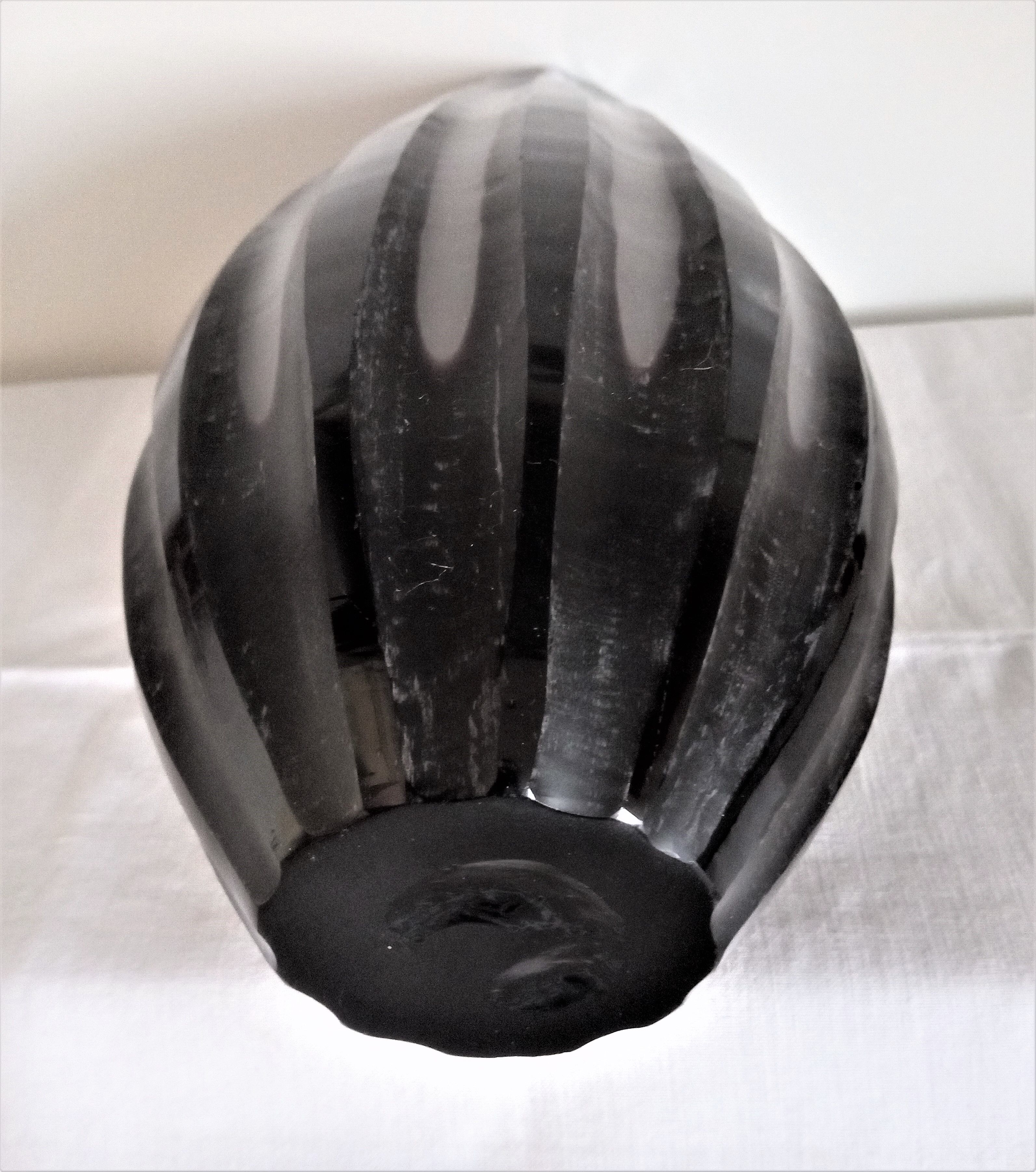 Art Deco vase in thick hand-cut glass in irregular vertical strokes H30