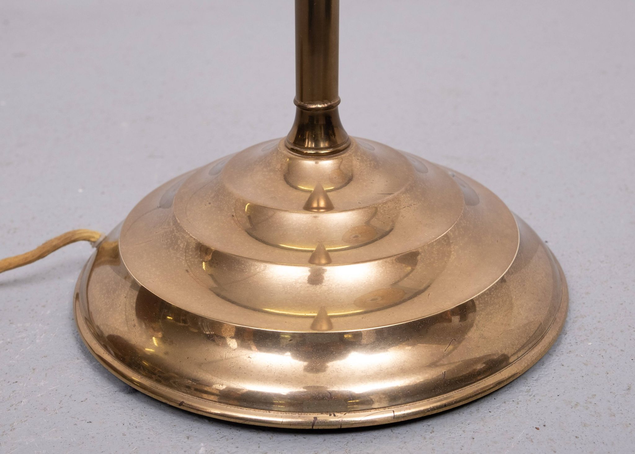 Lampadaire classique en laiton à col courbé, années 1950