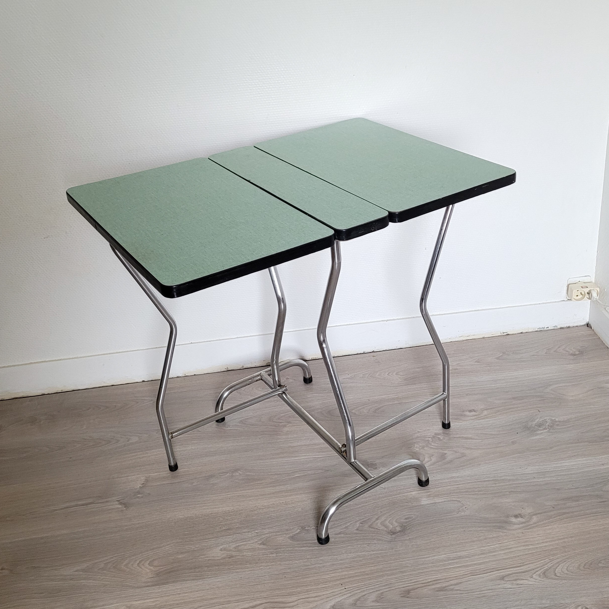 Folding table in formica